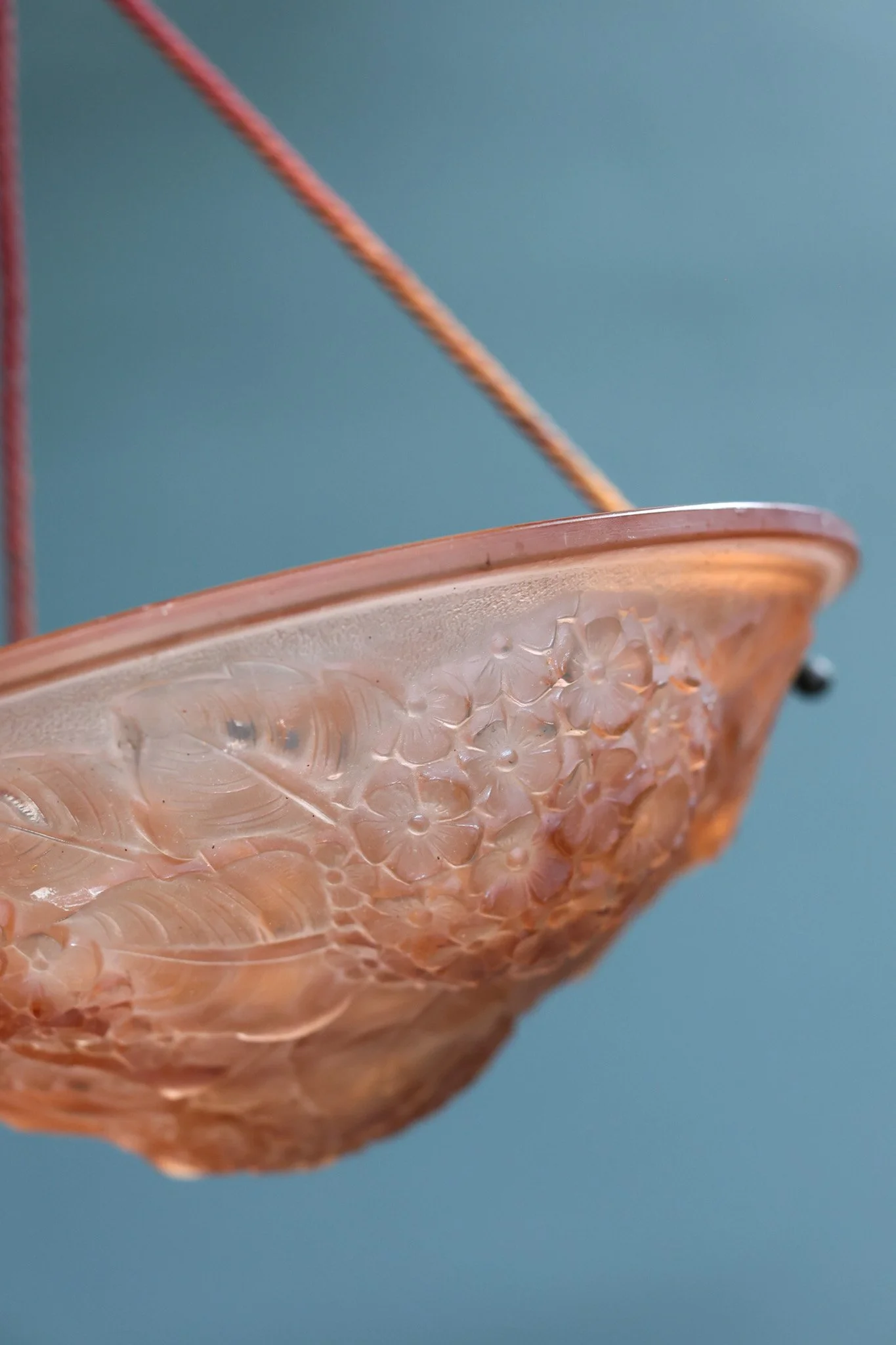 French Art Deco pendant lamp in soft pink moulded glass with floral motif and brass fittings, 1930s