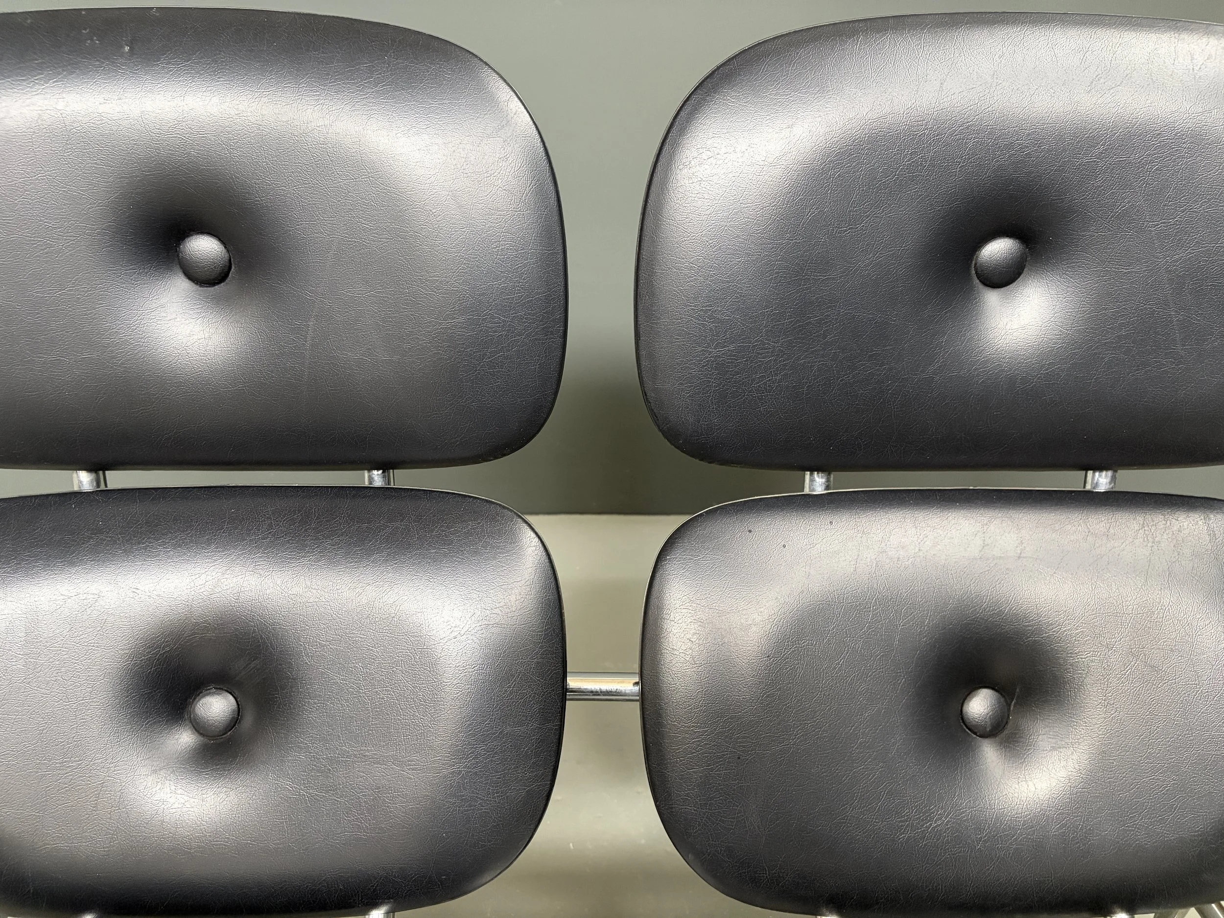 Italian mid-century two-seat sofa in Gae Aulenti style with chrome frame and black vinyl cushions