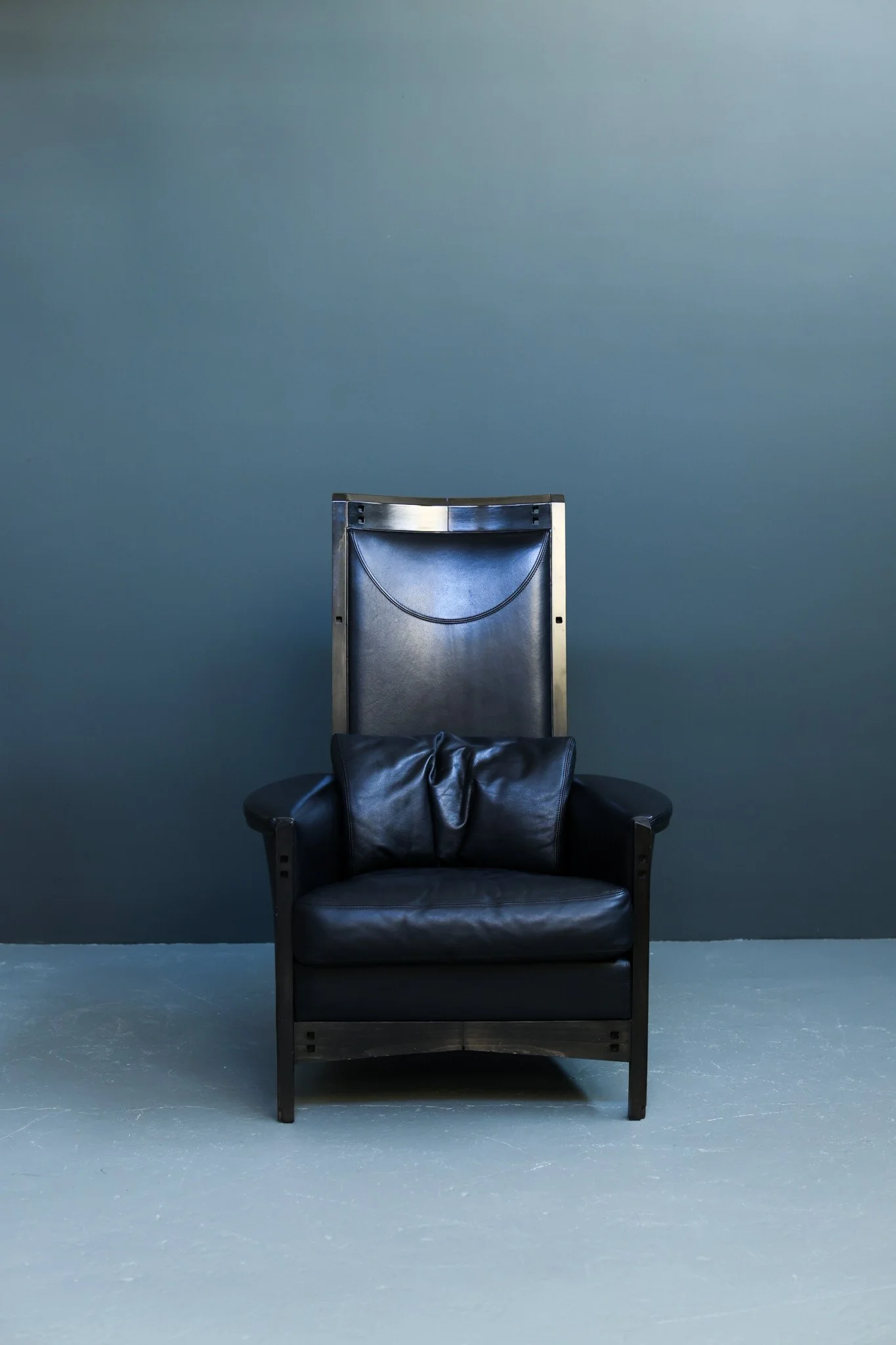 Umberto Asnago Peggy high-back lounge chair for Giorgetti in lacquered wood and leather 1980s