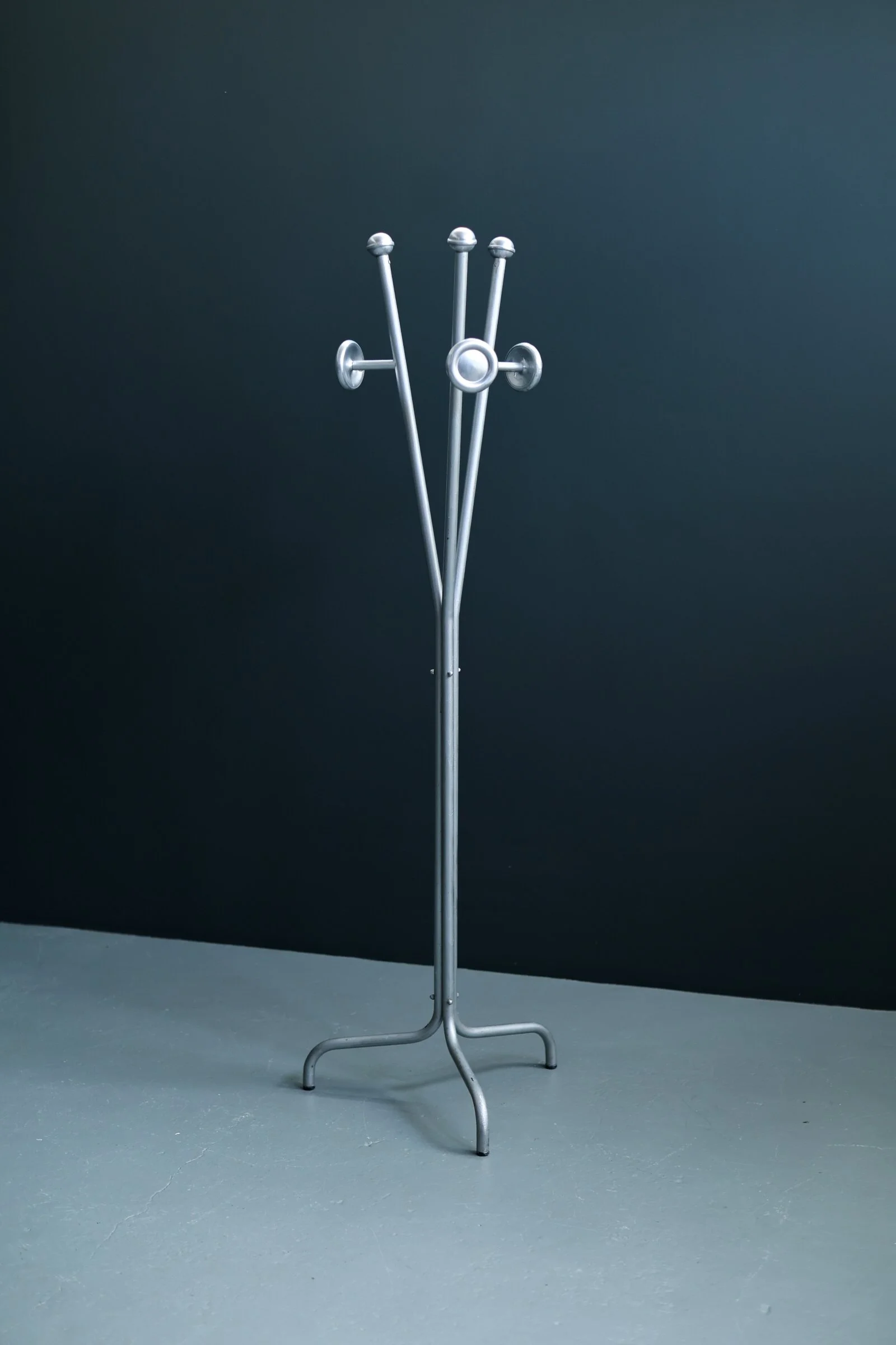 Italian Space Age aluminium and steel coat rack with tripod base and disc-topped arms 1970s