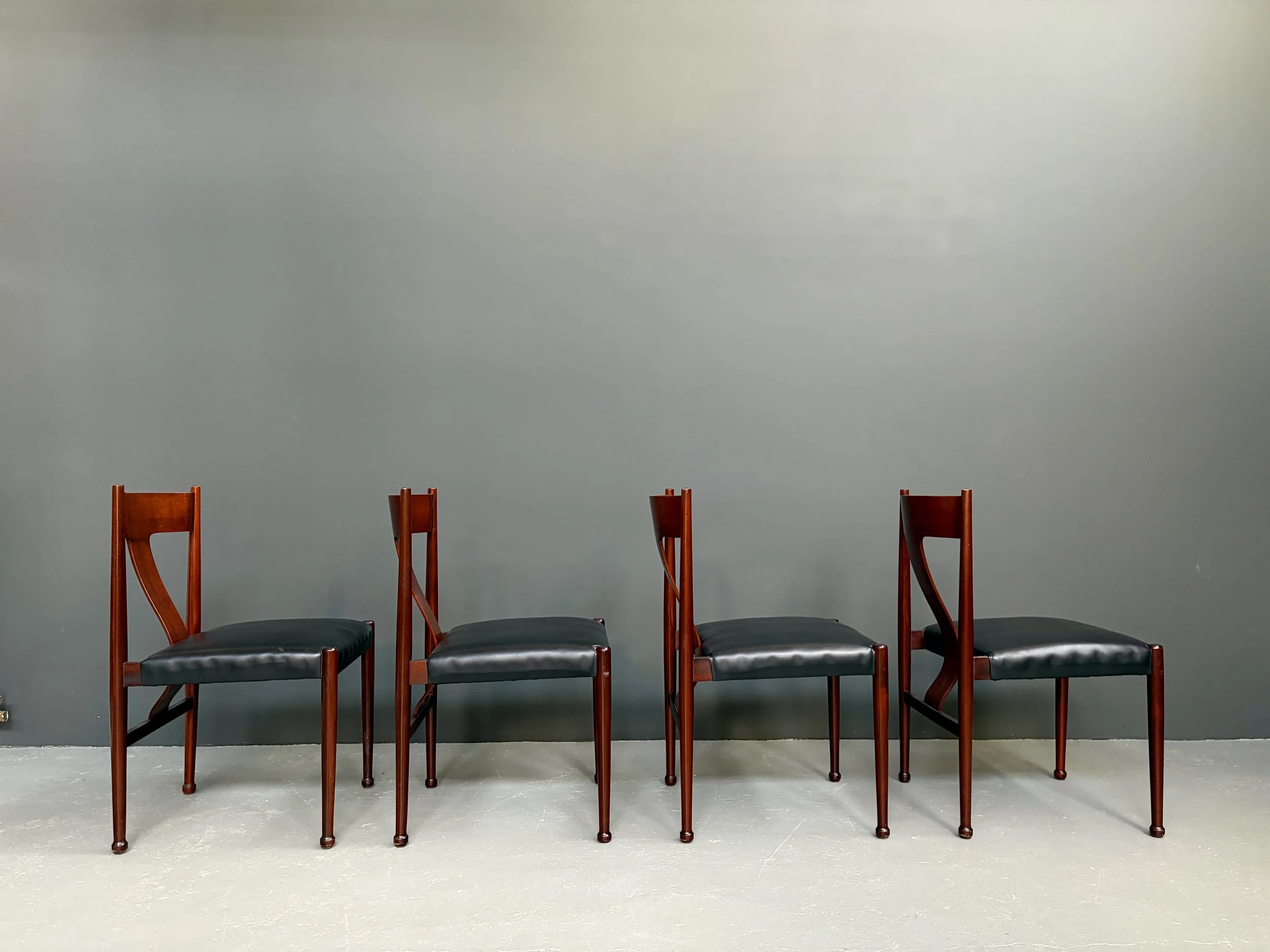 Set of Four Italian Red Lacquer Dining Chairs in the Style of Claudio Salocchi foto 2