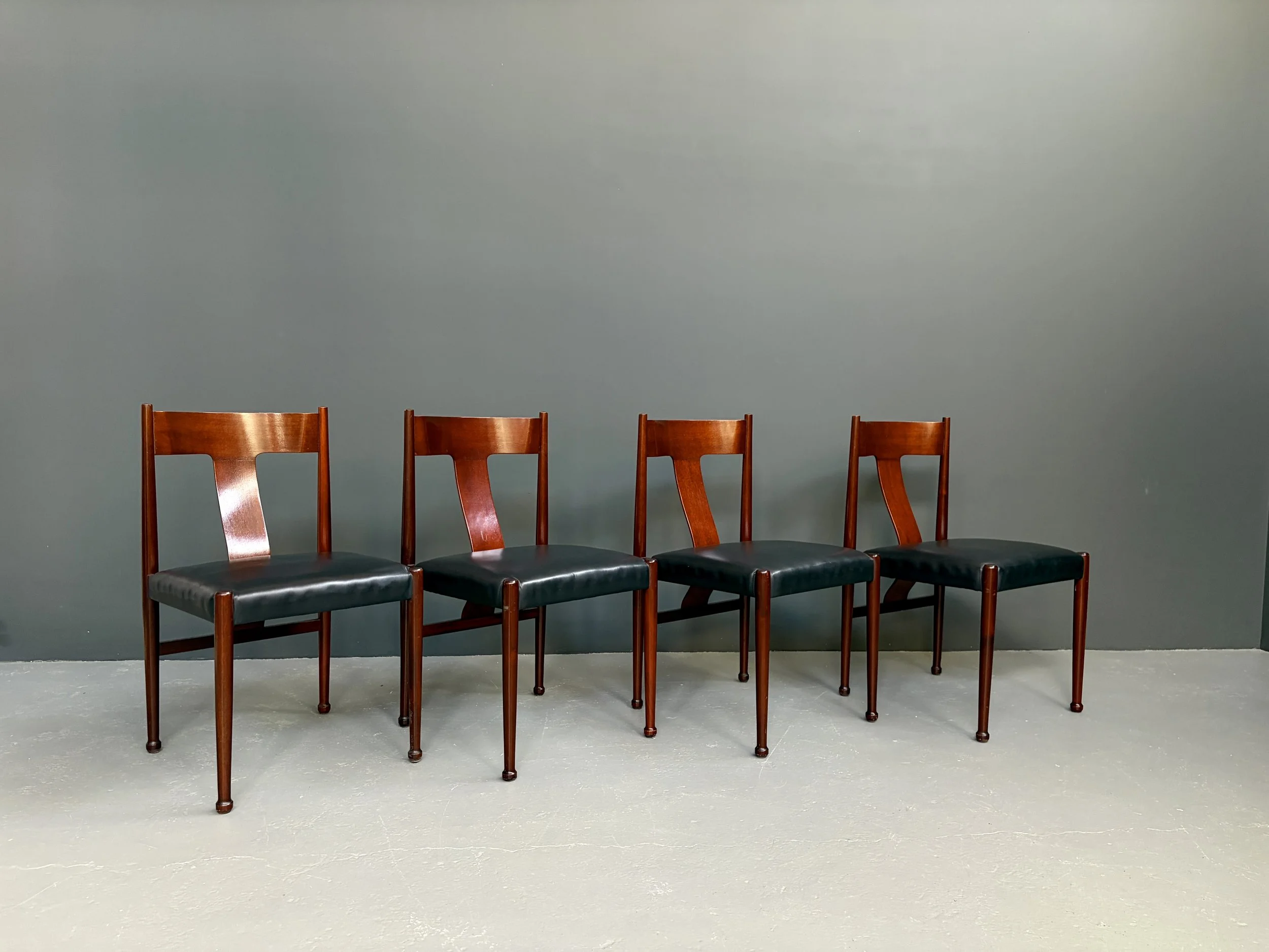Set of Four Italian Red Lacquer Dining Chairs in the Style of Claudio Salocchi foto 3