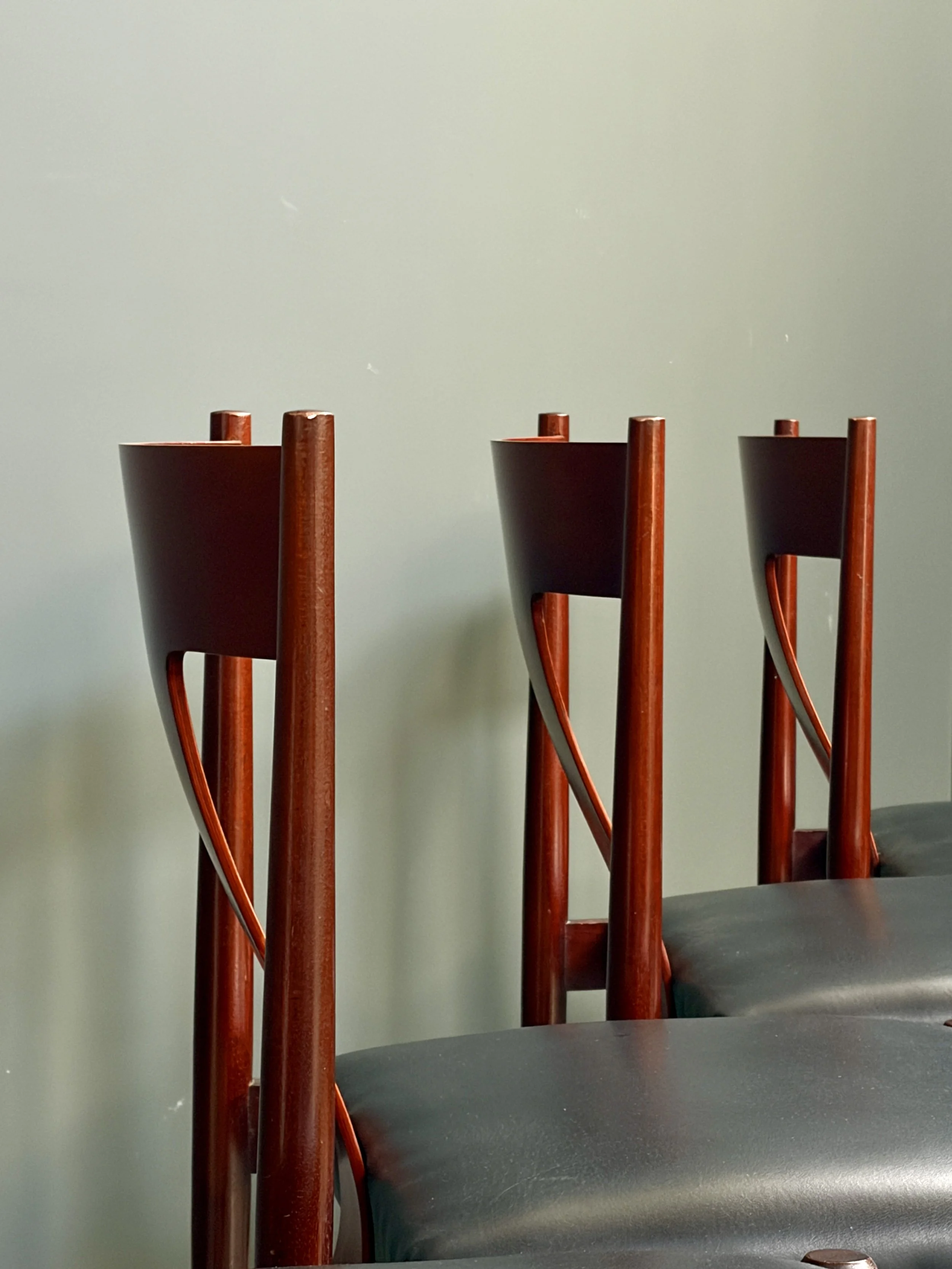 Set of Four Italian Red Lacquer Dining Chairs in the Style of Claudio Salocchi foto 4