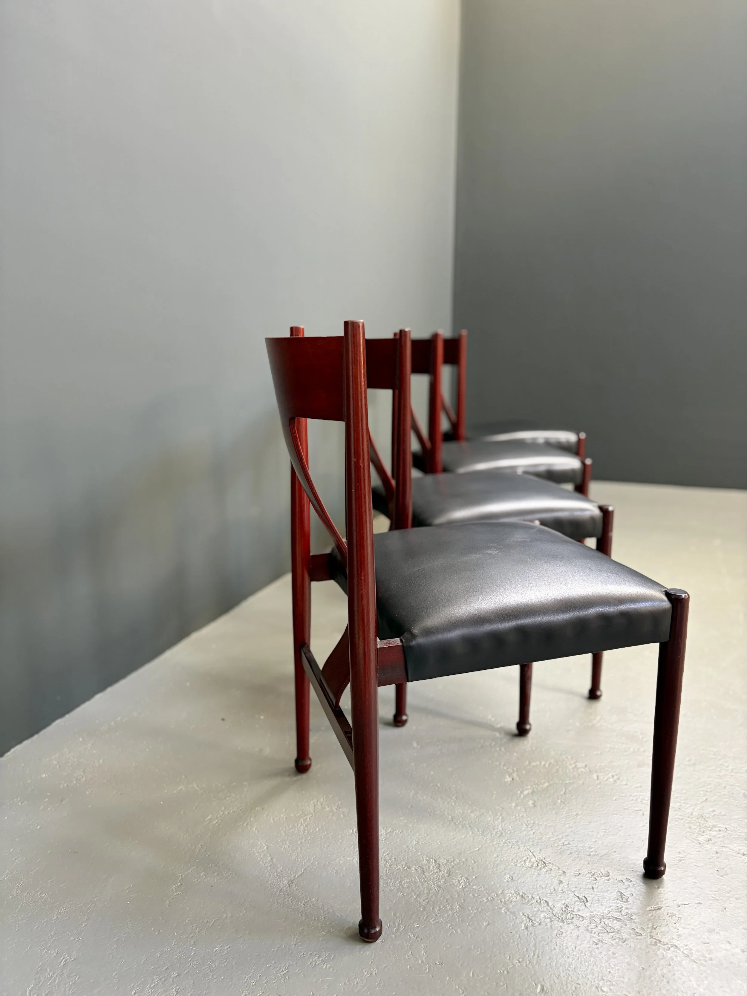 Set of Four Italian Red Lacquer Dining Chairs in the Style of Claudio Salocchi foto 5