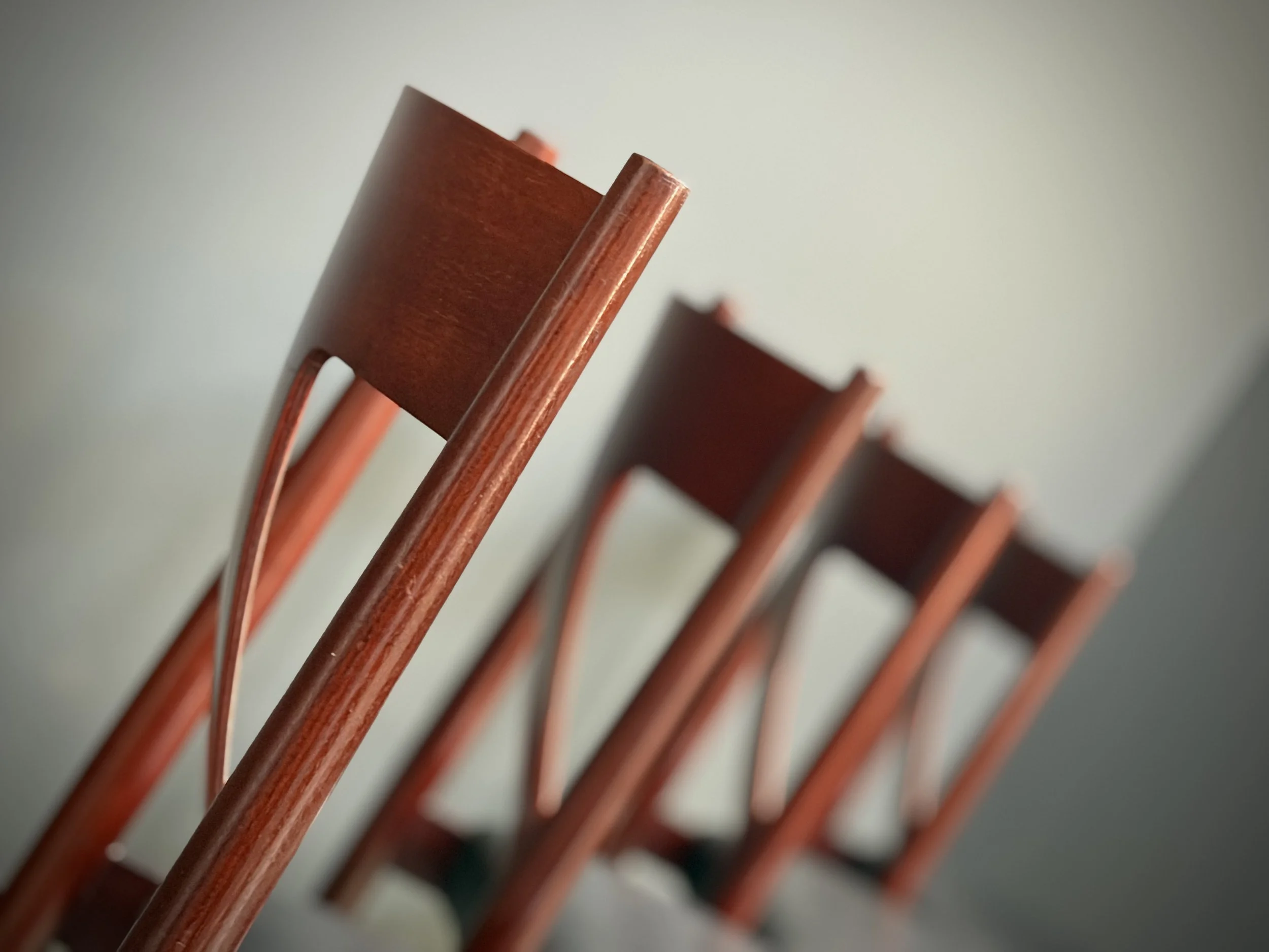 Set of Four Italian Red Lacquer Dining Chairs in the Style of Claudio Salocchi foto 6