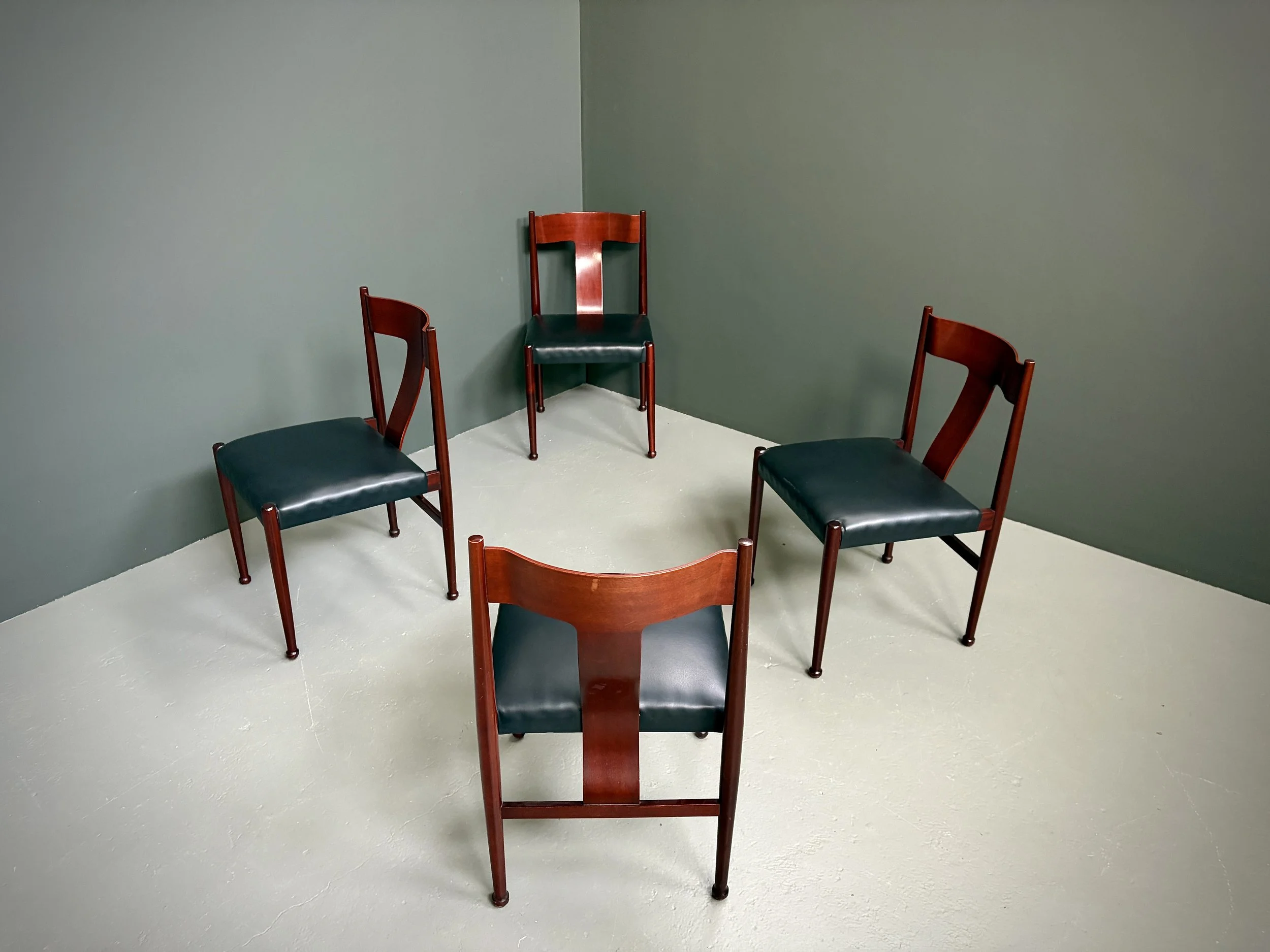 Set of Four Italian Red Lacquer Dining Chairs in the Style of Claudio Salocchi foto 8
