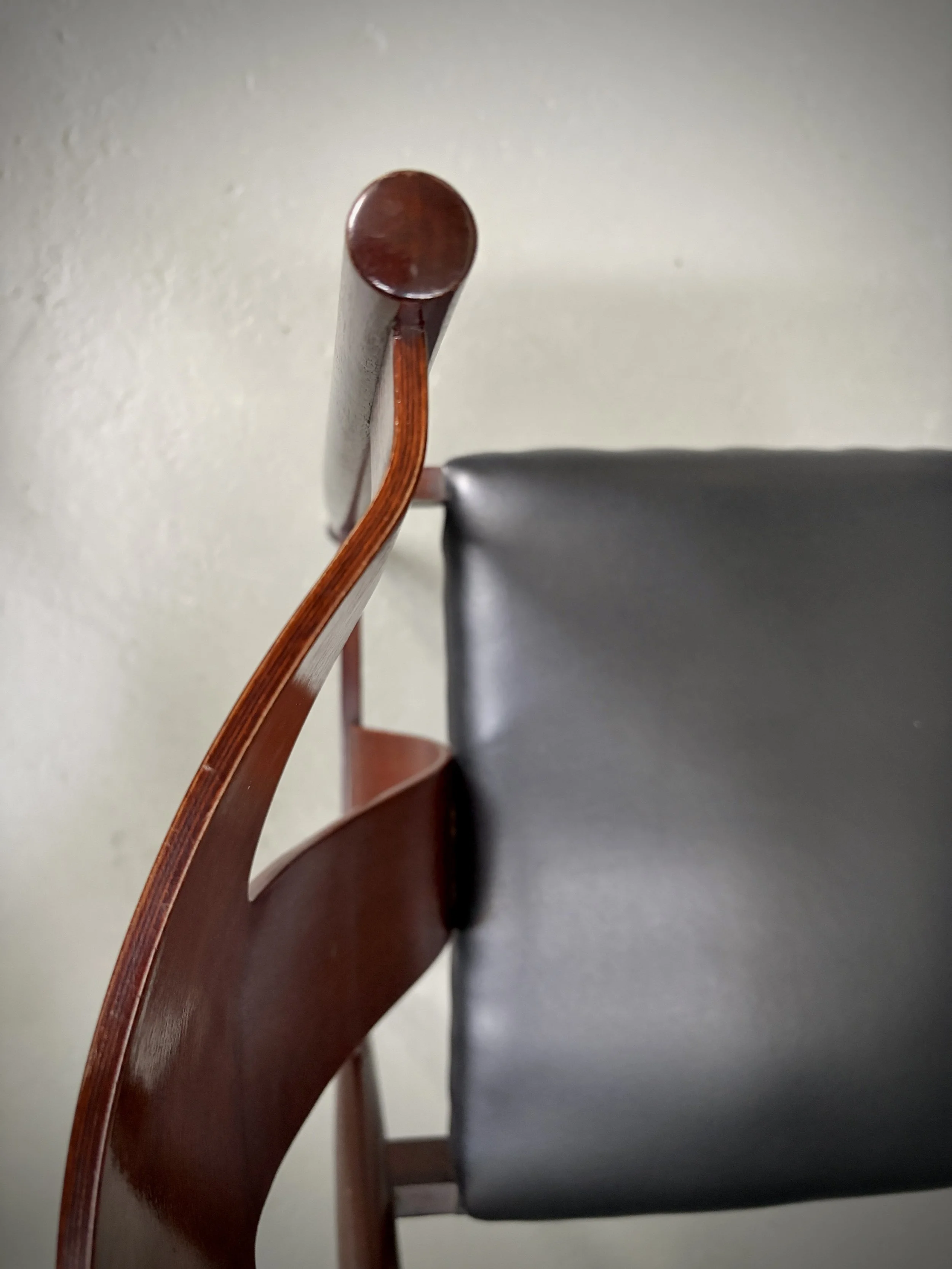 Set of Four Italian Red Lacquer Dining Chairs in the Style of Claudio Salocchi foto 9