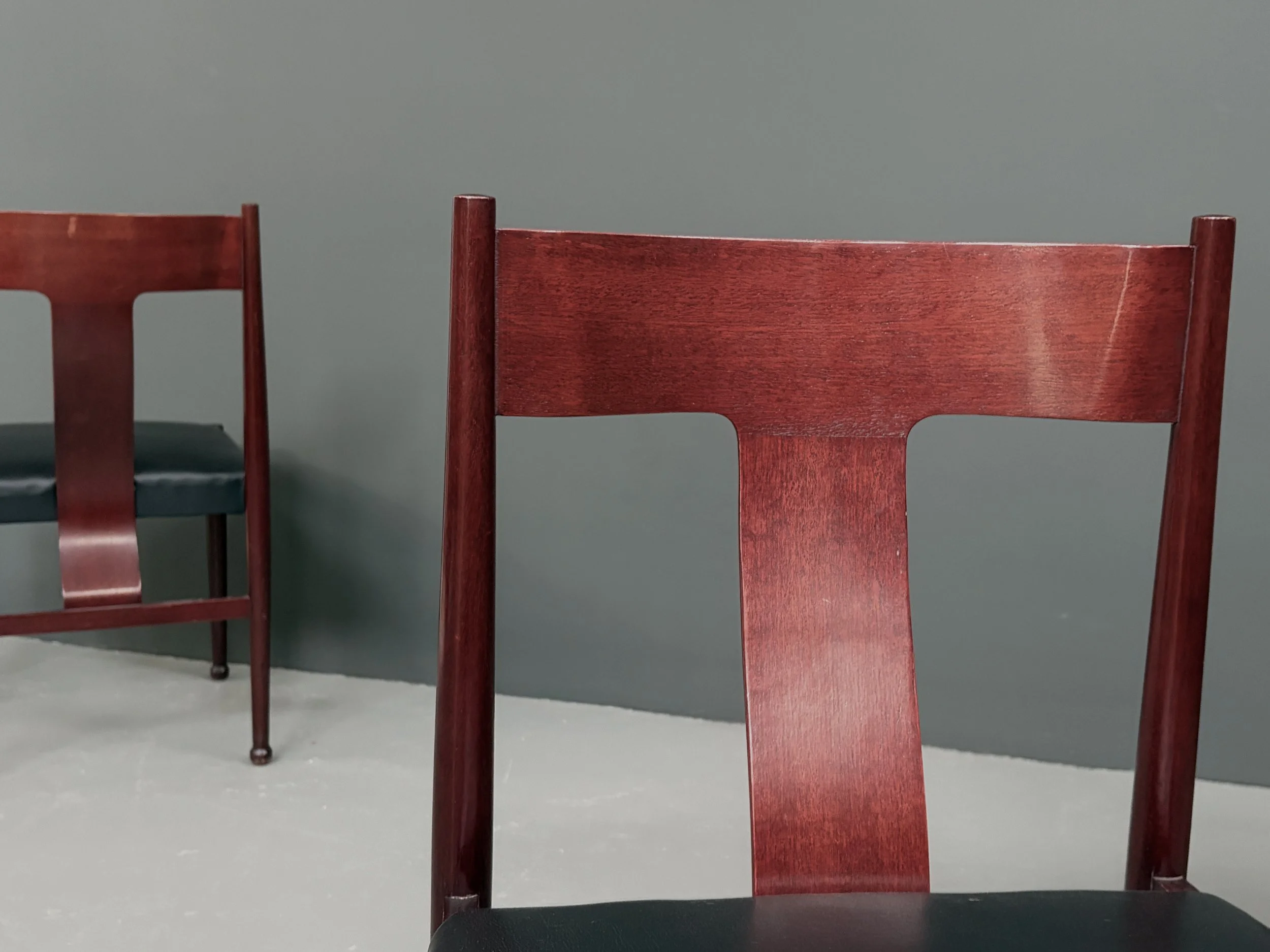 Set of Four Italian Red Lacquer Dining Chairs in the Style of Claudio Salocchi foto 13