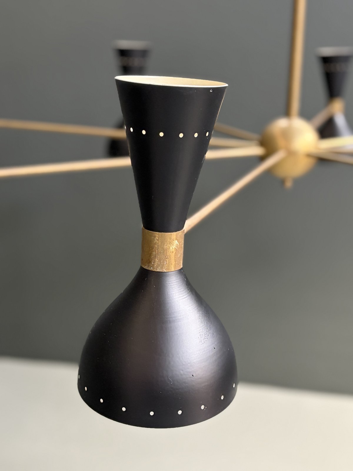 Italian Stilnovo-Style 8-Arm Chandelier, Brass & Black foto 2
