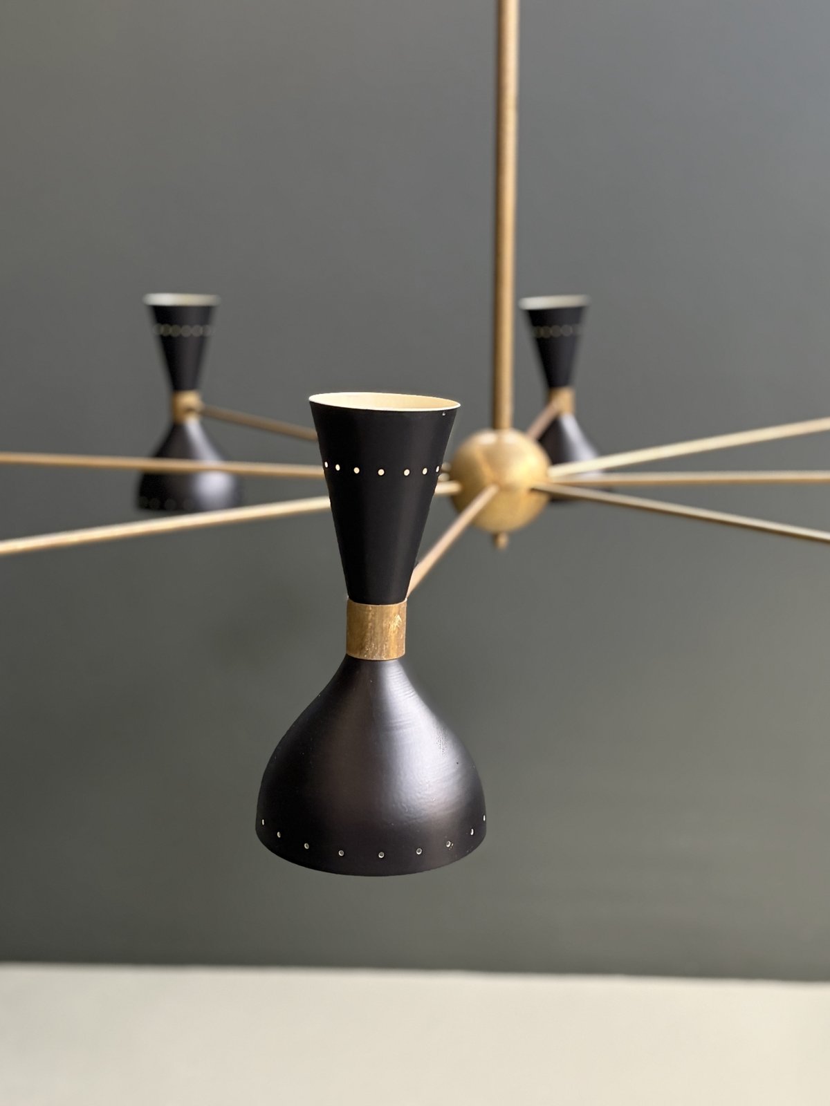Italian Stilnovo-Style 8-Arm Chandelier, Brass & Black foto 3