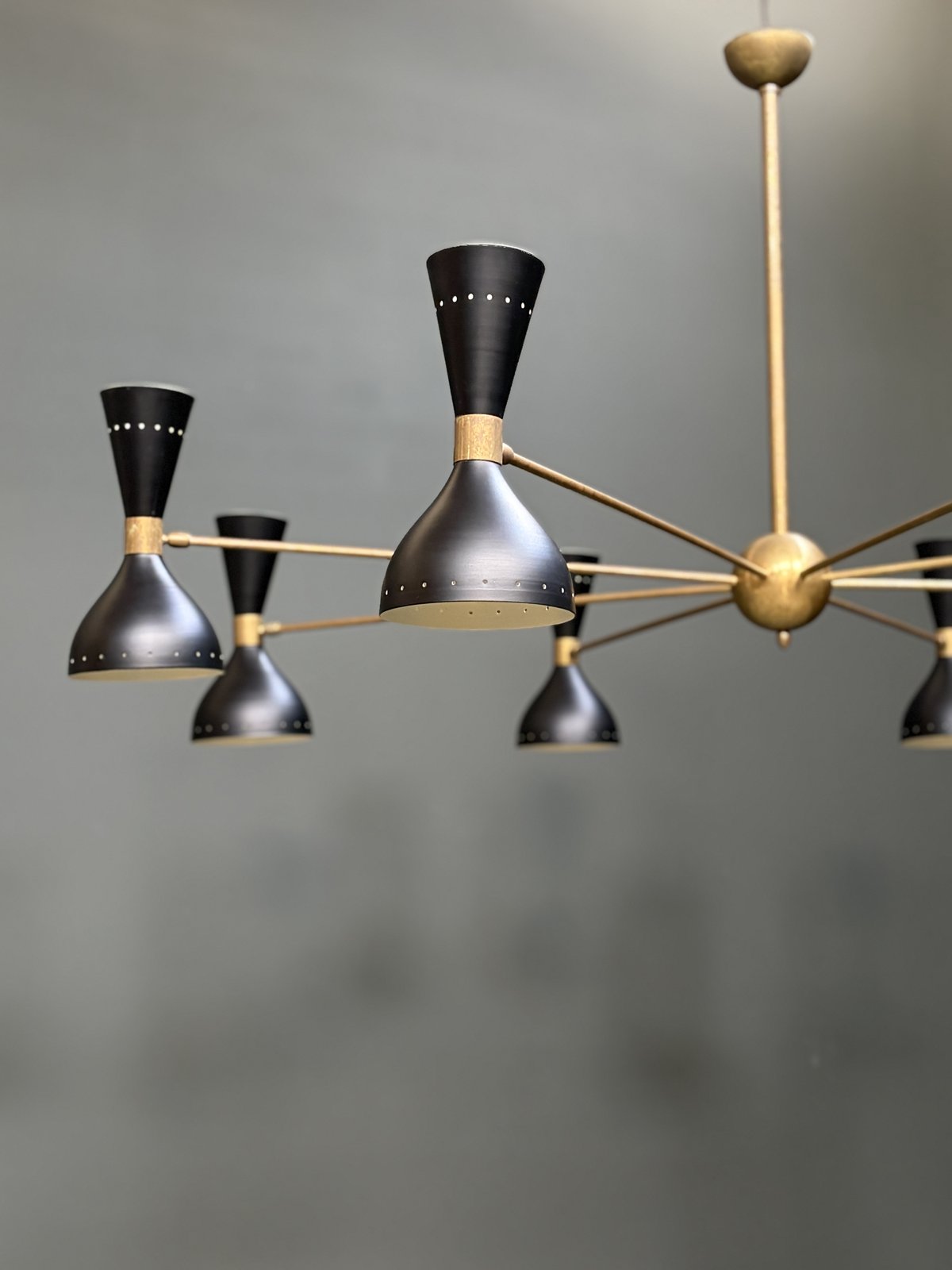 Italian Stilnovo-Style 8-Arm Chandelier, Brass & Black foto 4