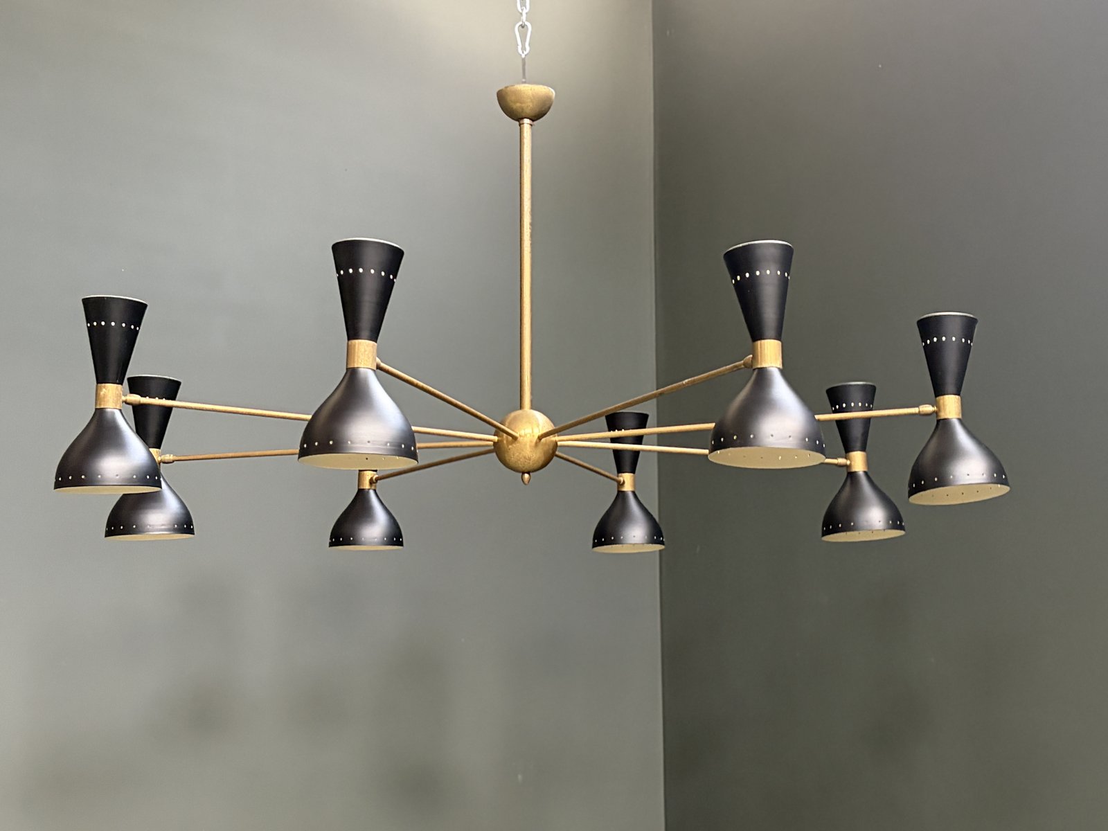 Italian Stilnovo-Style 8-Arm Chandelier, Brass & Black foto 5