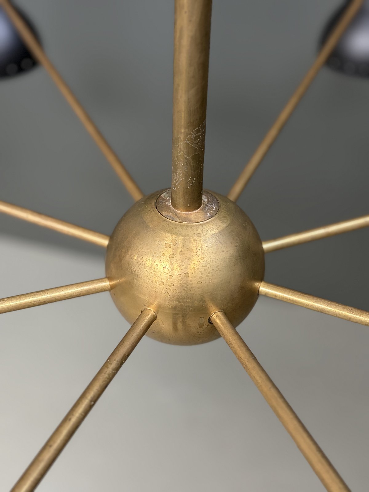 Italian Stilnovo-Style 8-Arm Chandelier, Brass & Black foto 6