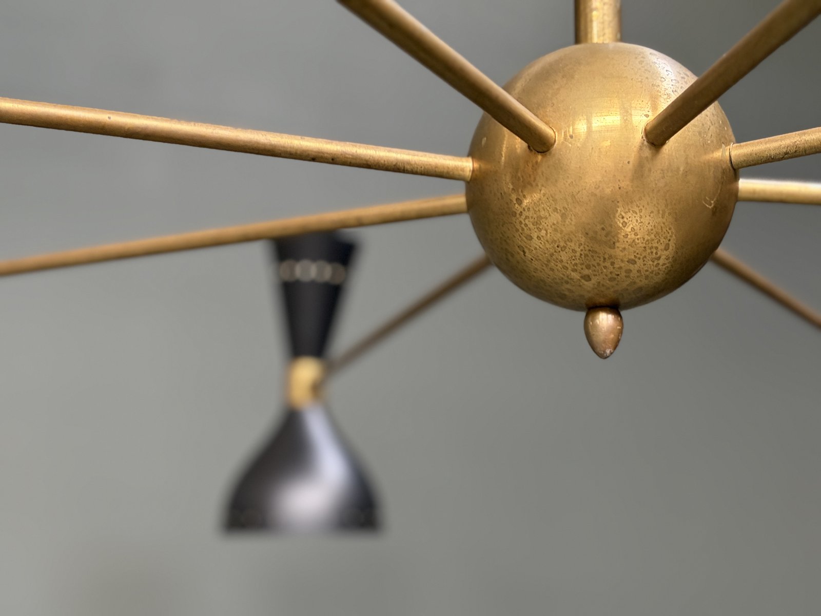 Italian Stilnovo-Style 8-Arm Chandelier, Brass & Black foto 7