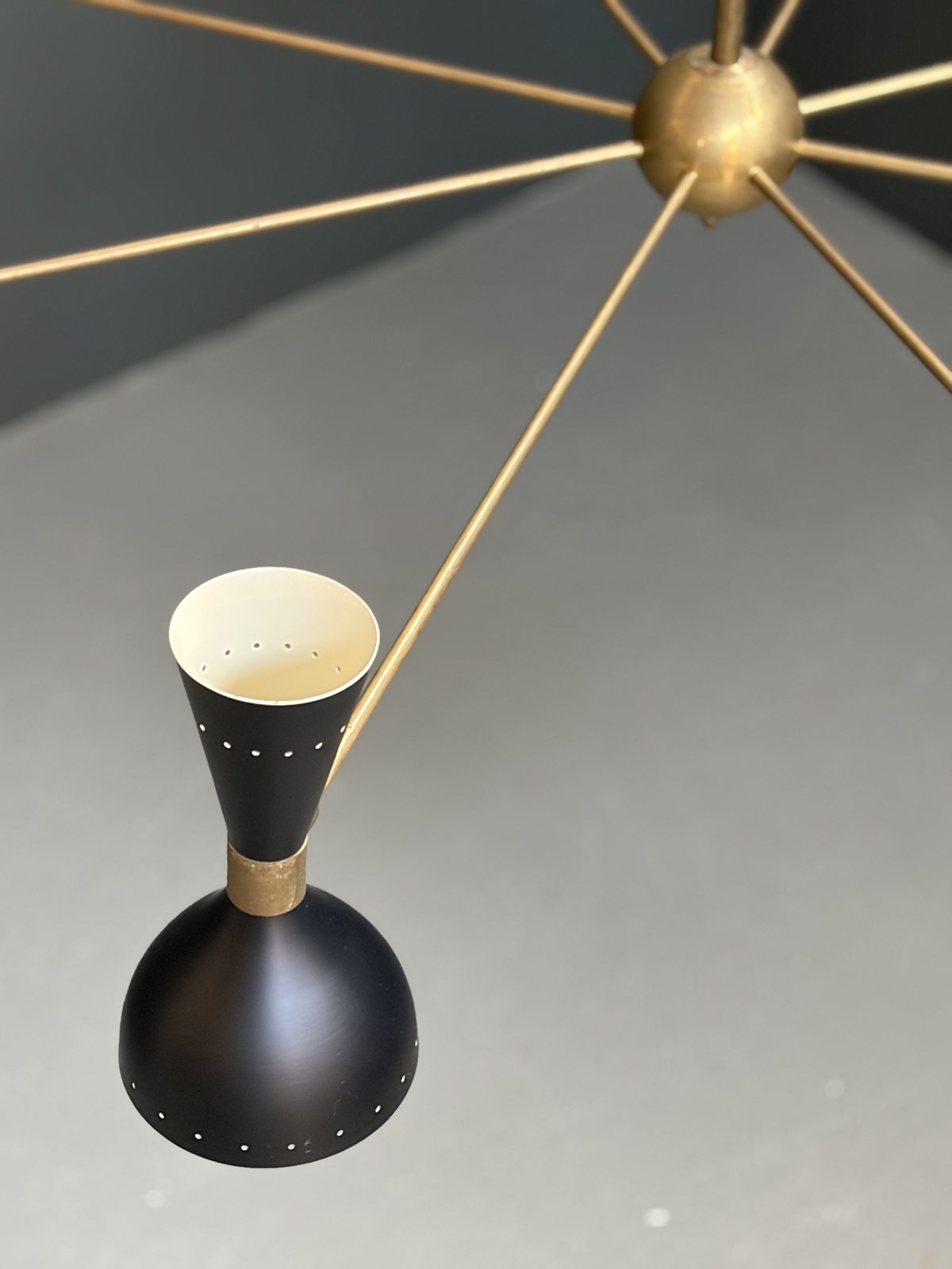 Italian Stilnovo-Style 8-Arm Chandelier, Brass & Black foto 8