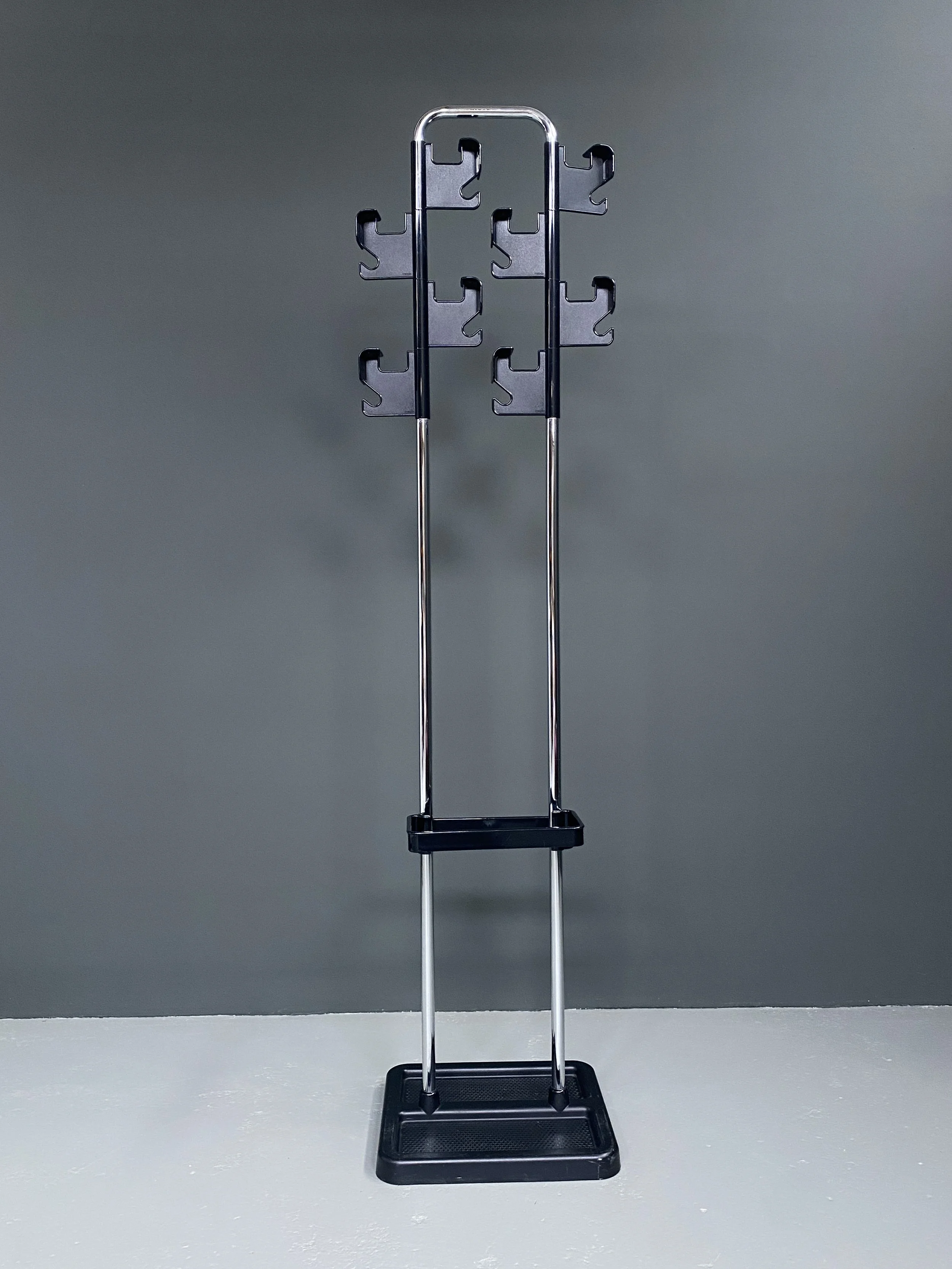 Jean-Pierre Vitrac Porte Manteaux adjustable coat rack for Manade in lacquered metal and chrome 1980s