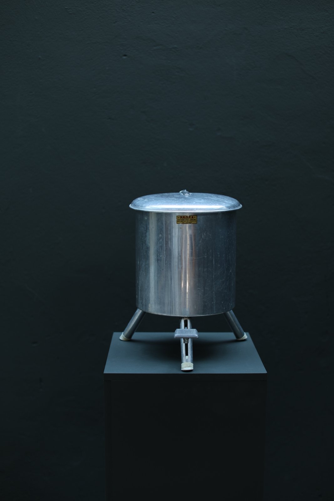 Vintage mid-century polished aluminium pedal bin with domed lid and three splayed tripod legs