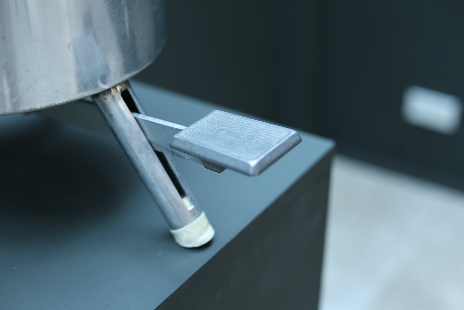 Mid-Century Aluminium Pedal Bin, Tripod Legs foto 4