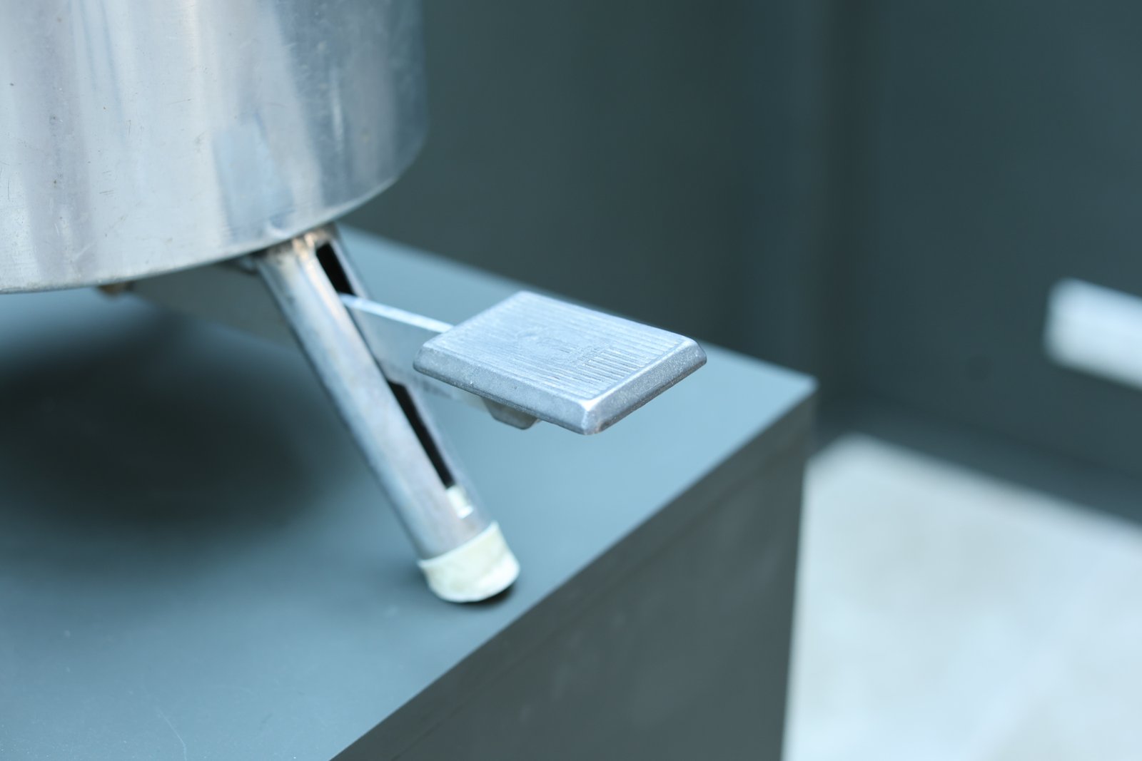 Mid-Century Aluminium Pedal Bin, Tripod Legs foto 5
