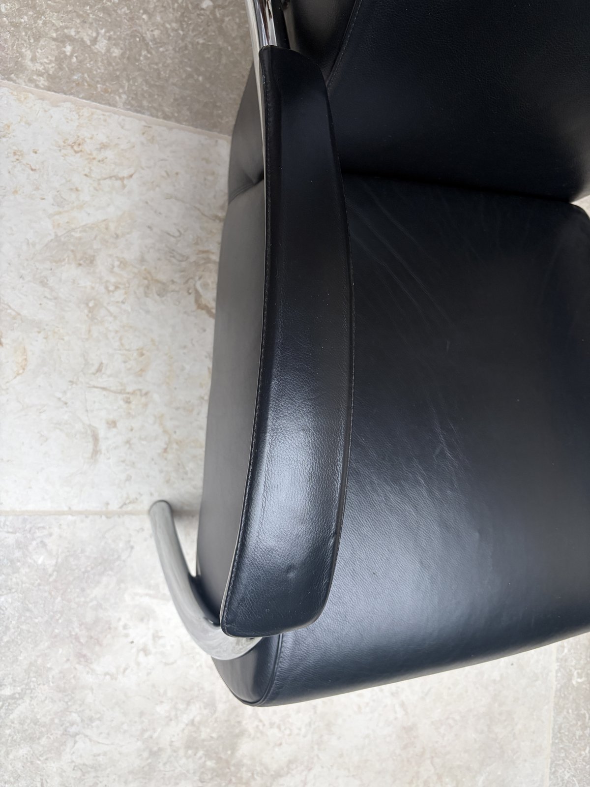 Modernist Lounge Chair in Black Leather with Chrome Arc Armrests foto 2