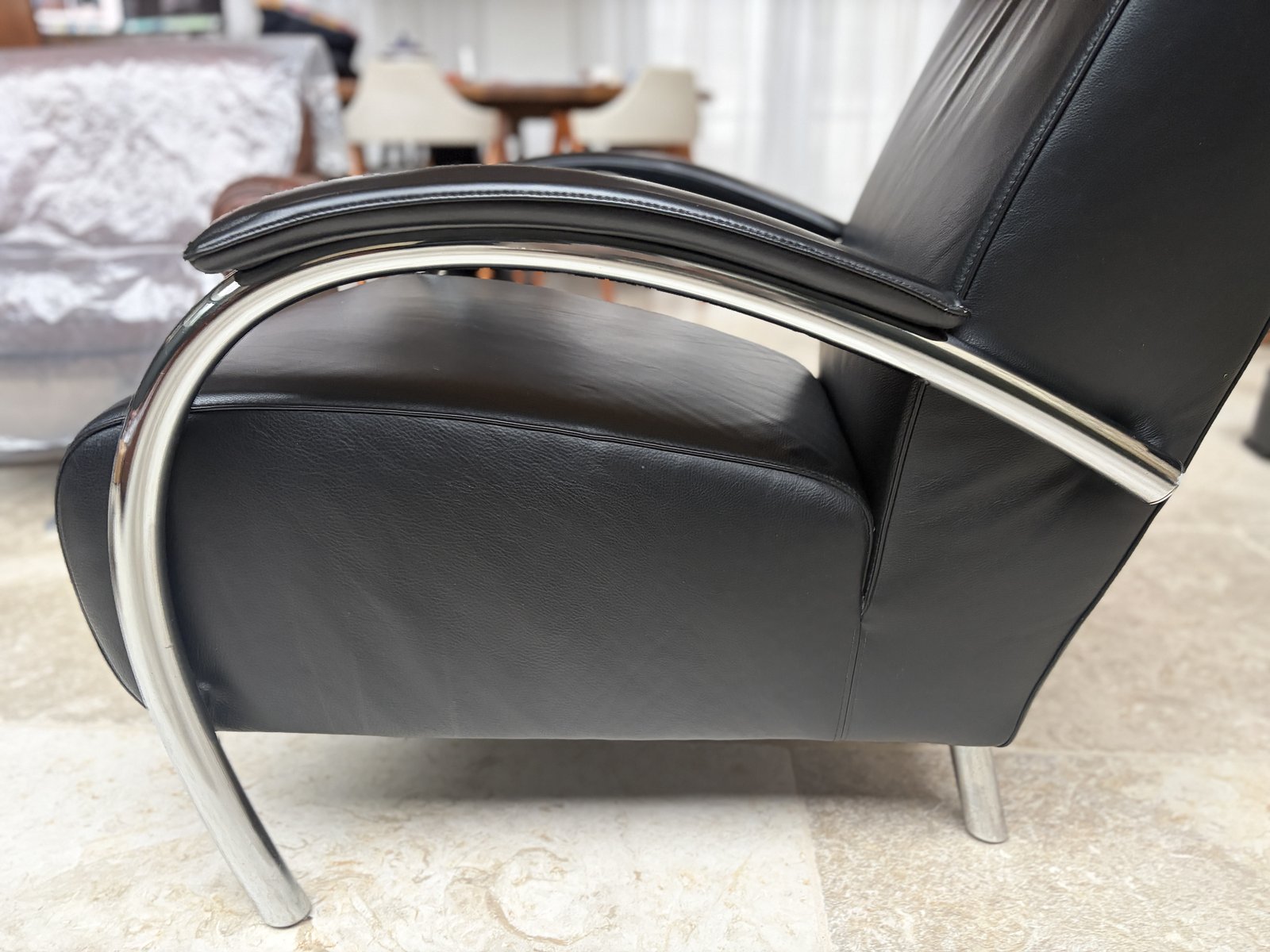 Modernist Lounge Chair in Black Leather with Chrome Arc Armrests foto 3