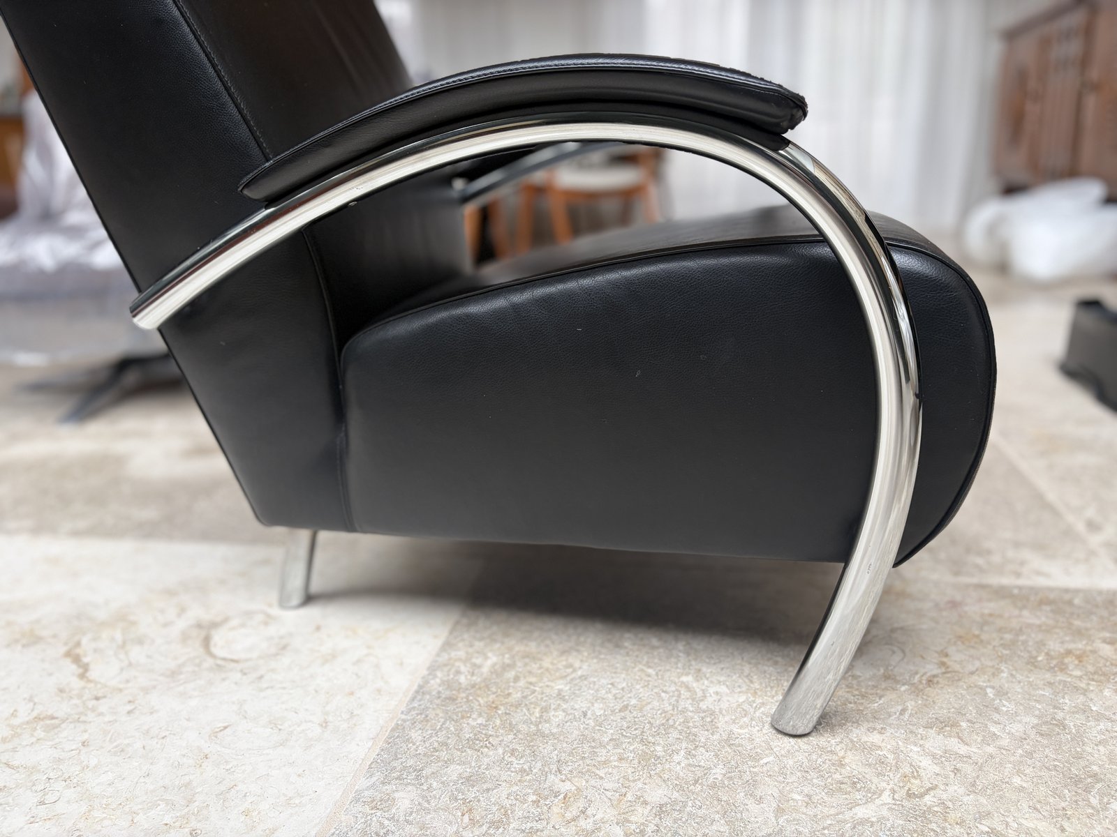 Modernist Lounge Chair in Black Leather with Chrome Arc Armrests foto 6