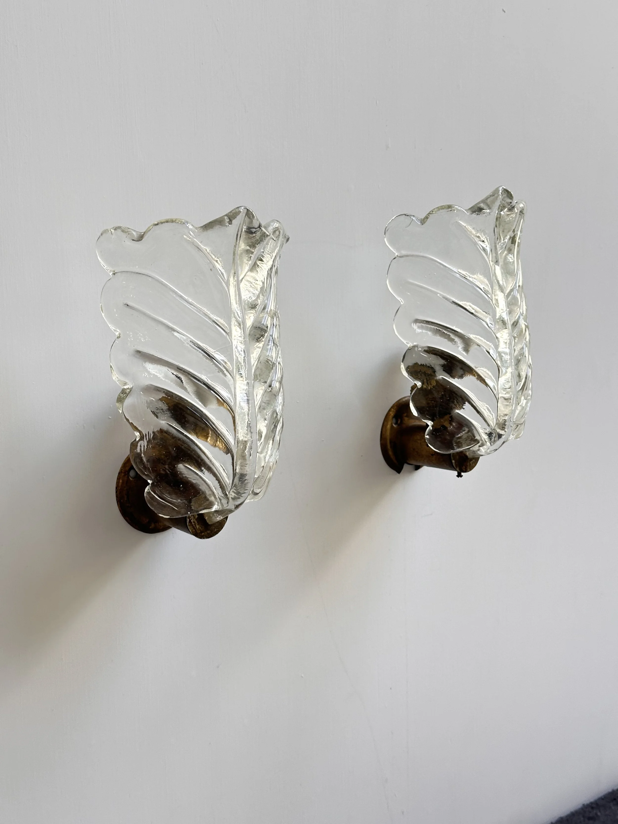 Murano glass wall sconces with rostrato leaf design and brass mount, 1950s Italy