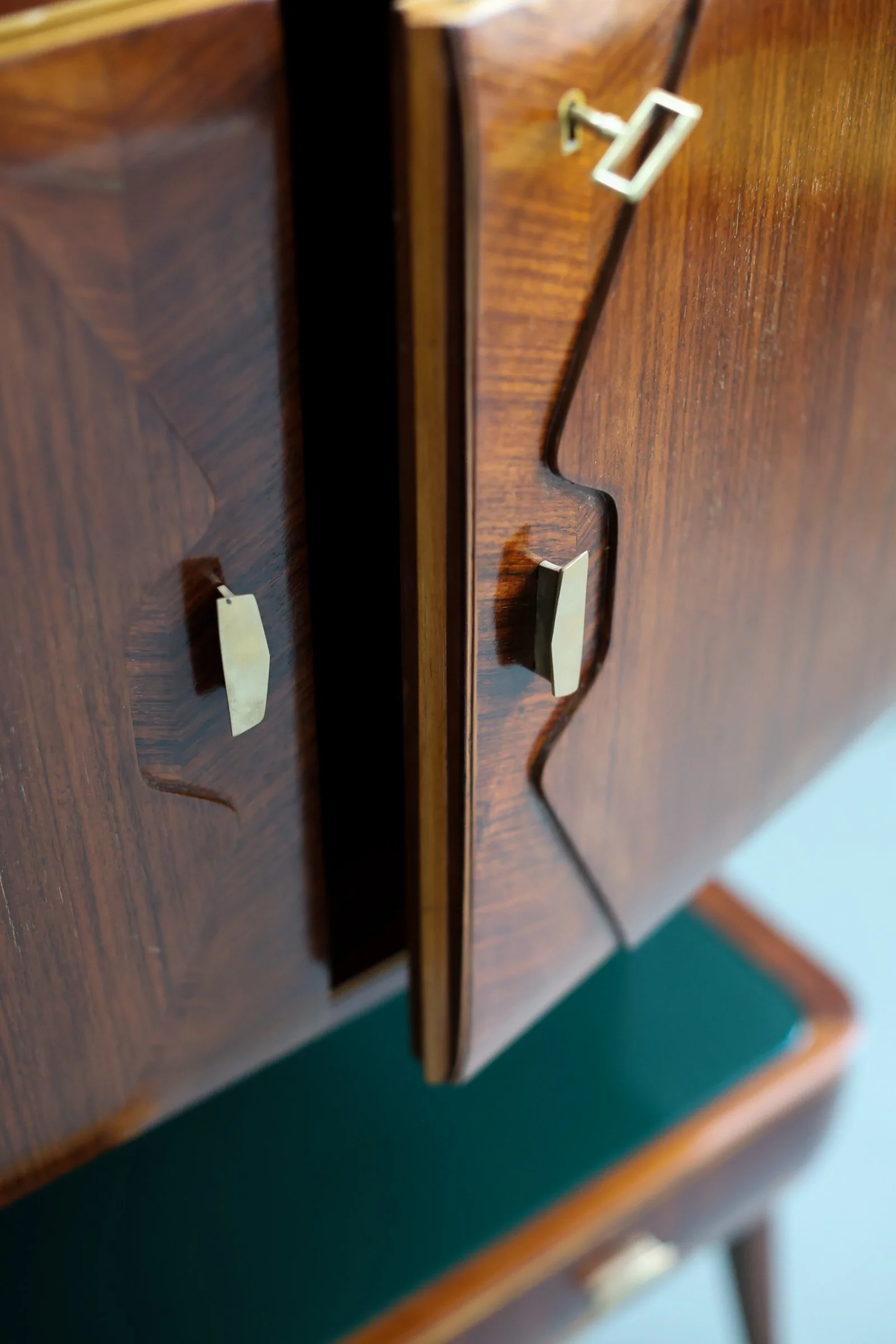 Paolo Buffa Italian rosewood bar cabinet with sculptural handles, 1950s