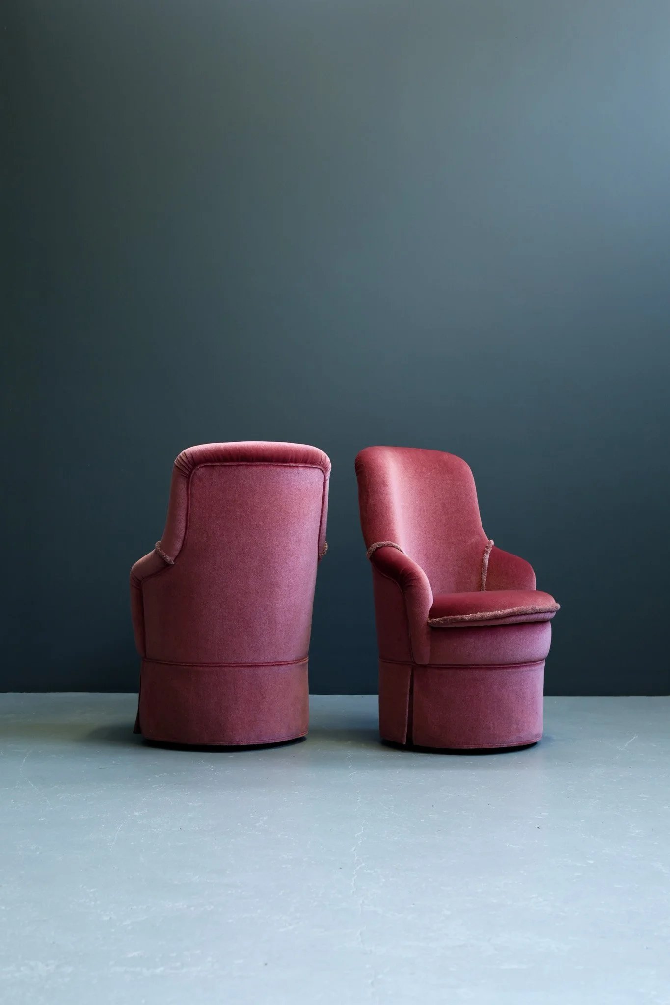 Set of two vintage French boudoir chairs in blush pink velvet, 1970s