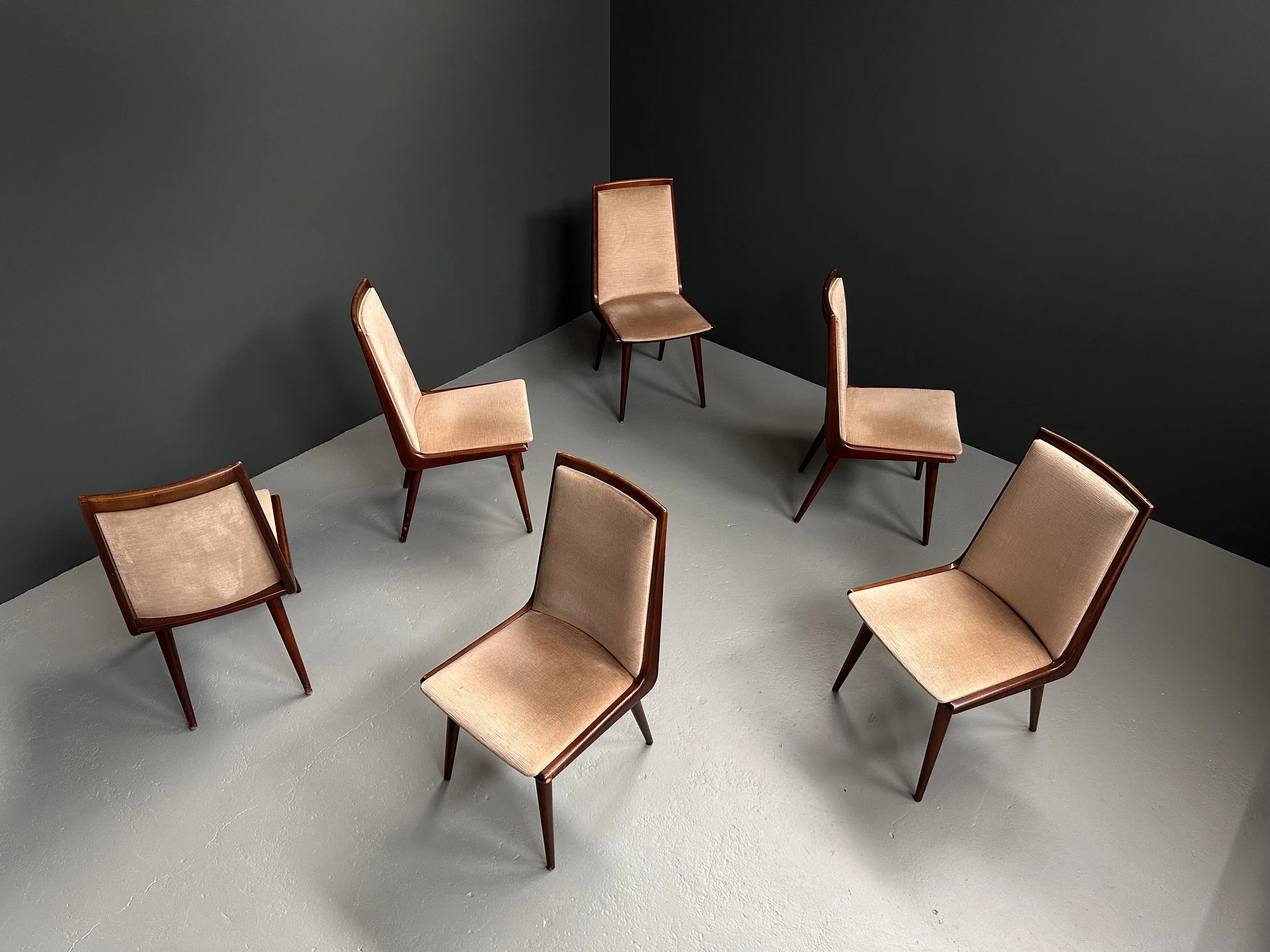 Set of six mid-century boomerang dining chairs with curved backrests and tapered legs, 1960s