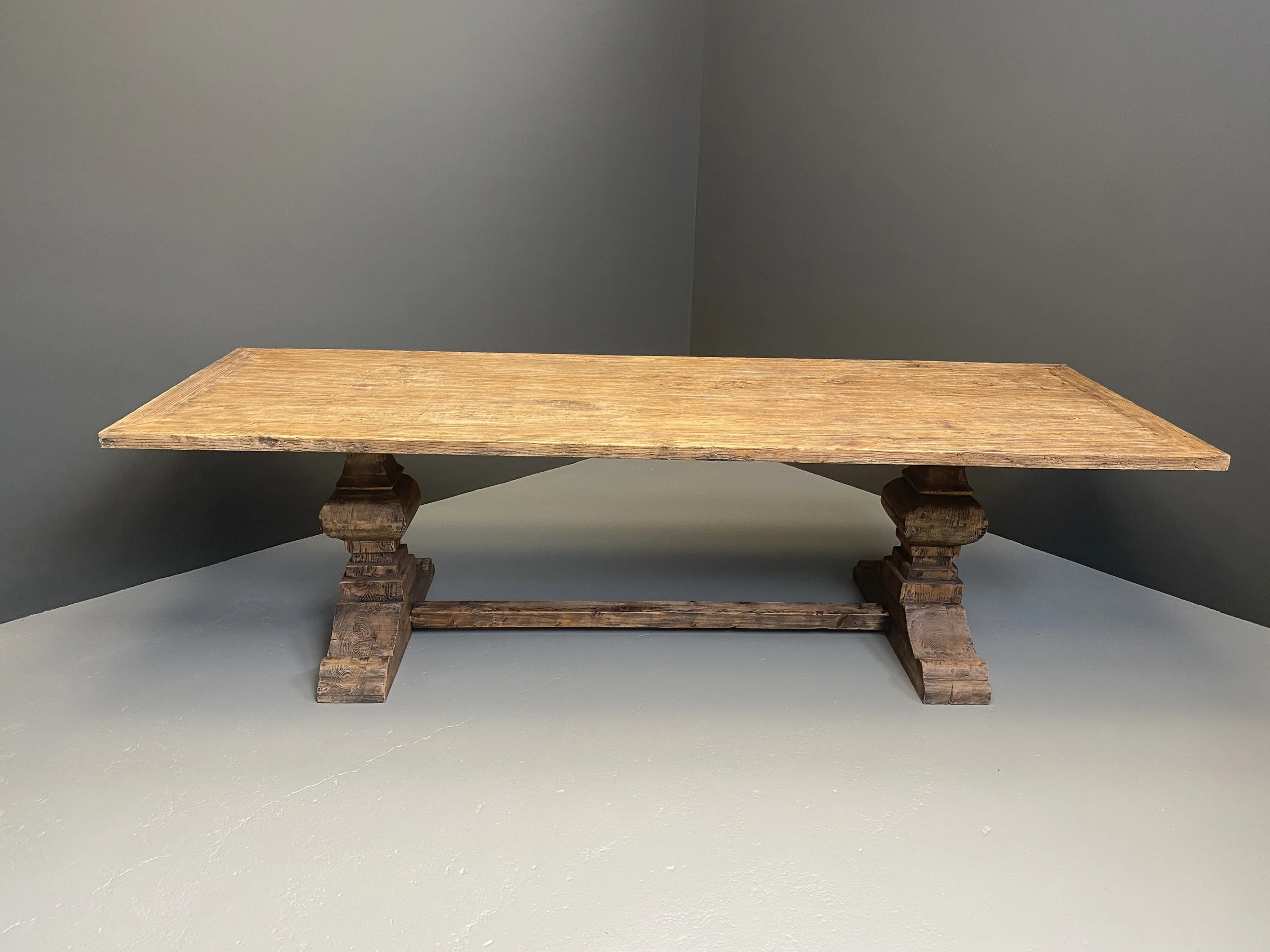 Sculptural Dining Table with Recycled Telephone Pole Legs foto 2