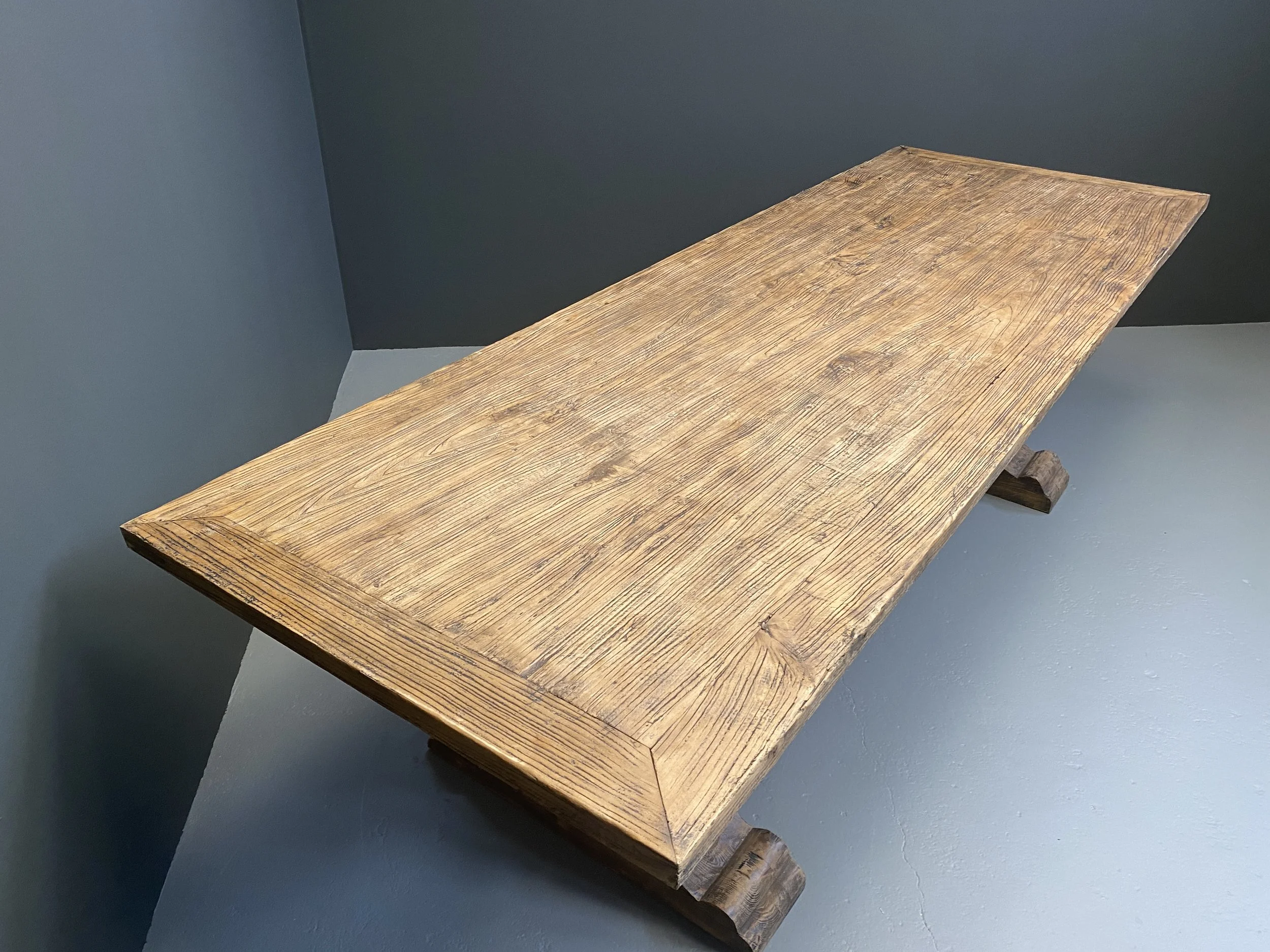 Sculptural Dining Table with Recycled Telephone Pole Legs foto 3