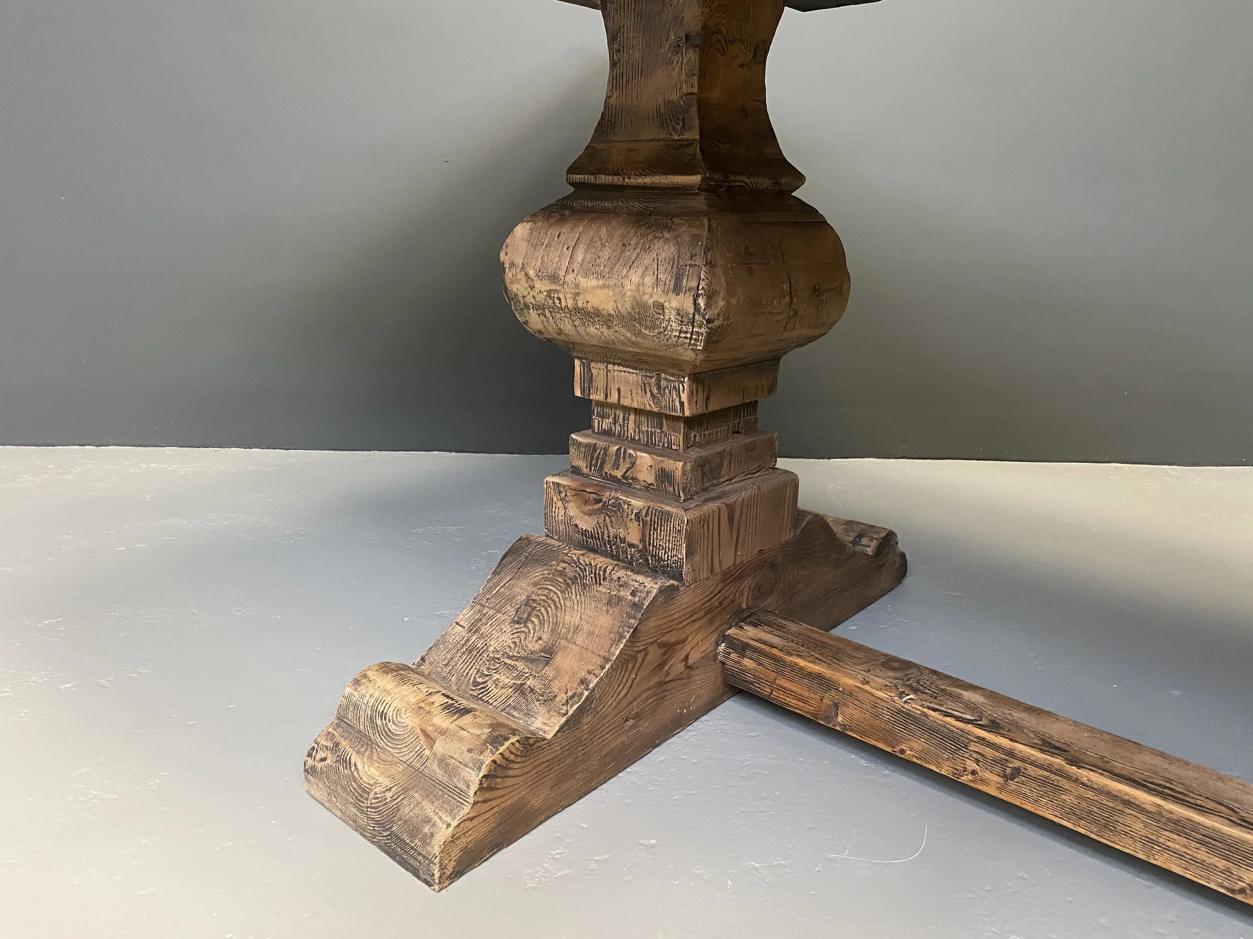 Sculptural Dining Table with Recycled Telephone Pole Legs foto 4