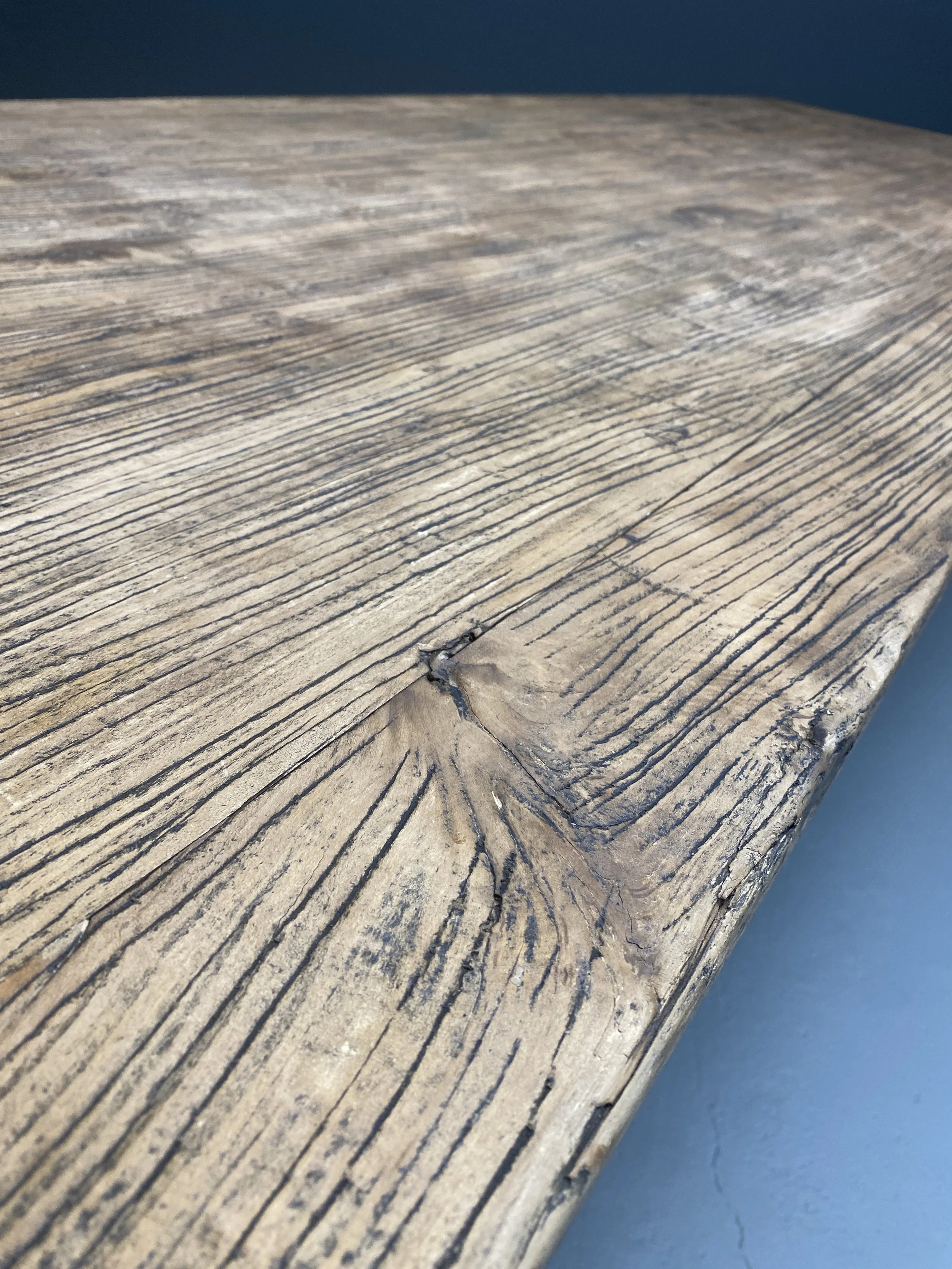 Sculptural Dining Table with Recycled Telephone Pole Legs foto 5