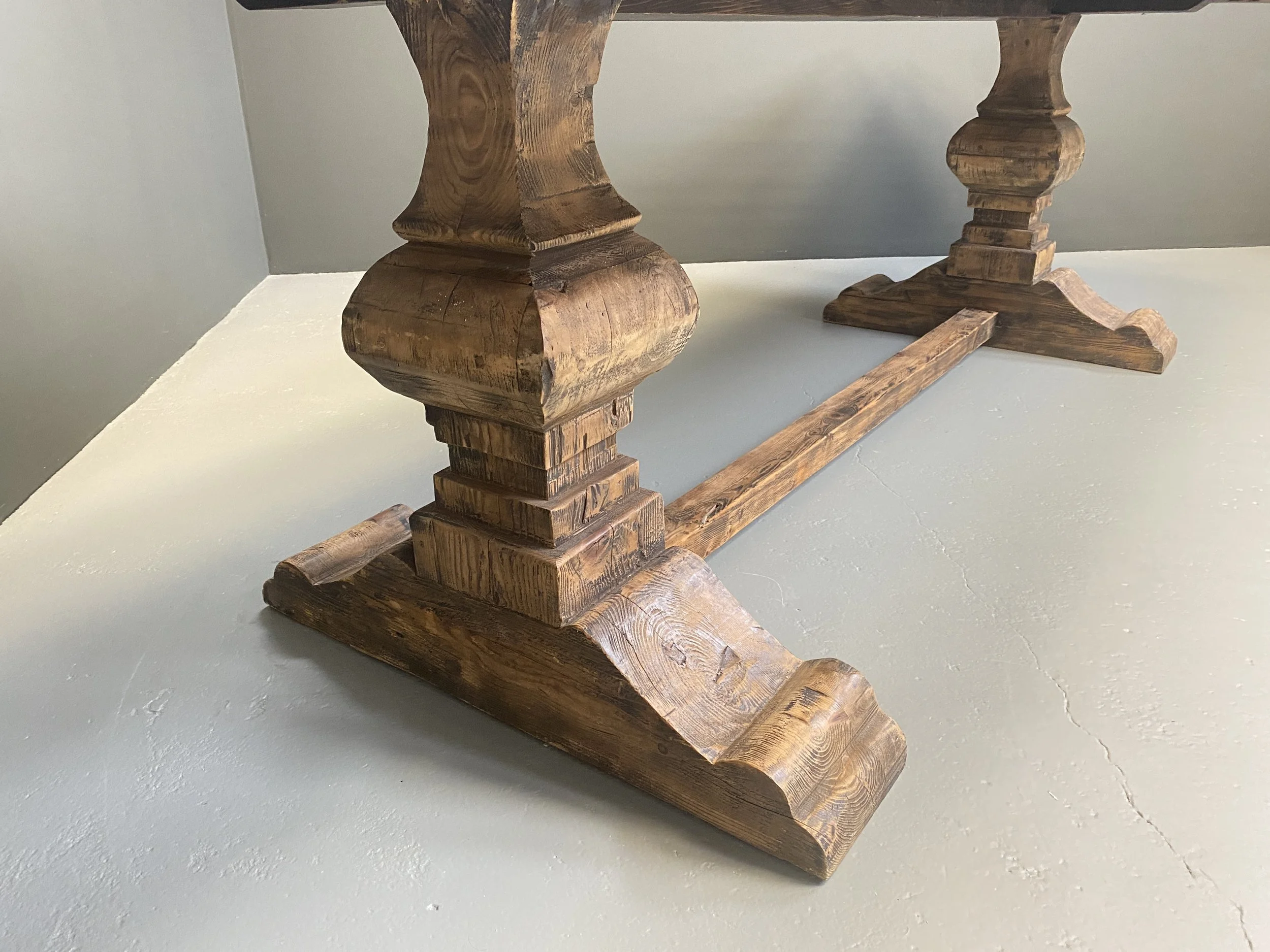 Sculptural Dining Table with Recycled Telephone Pole Legs foto 6