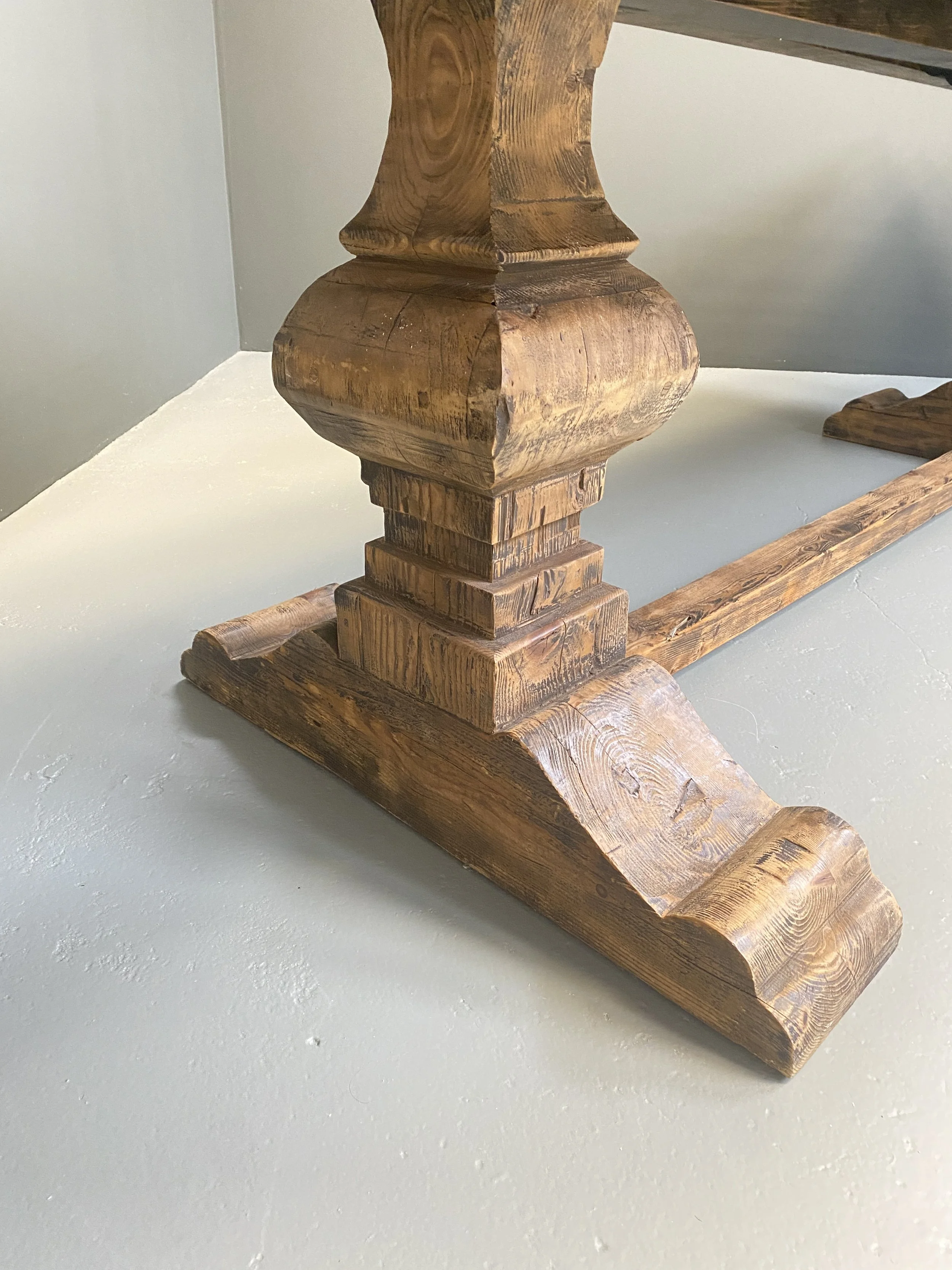 Sculptural Dining Table with Recycled Telephone Pole Legs foto 7