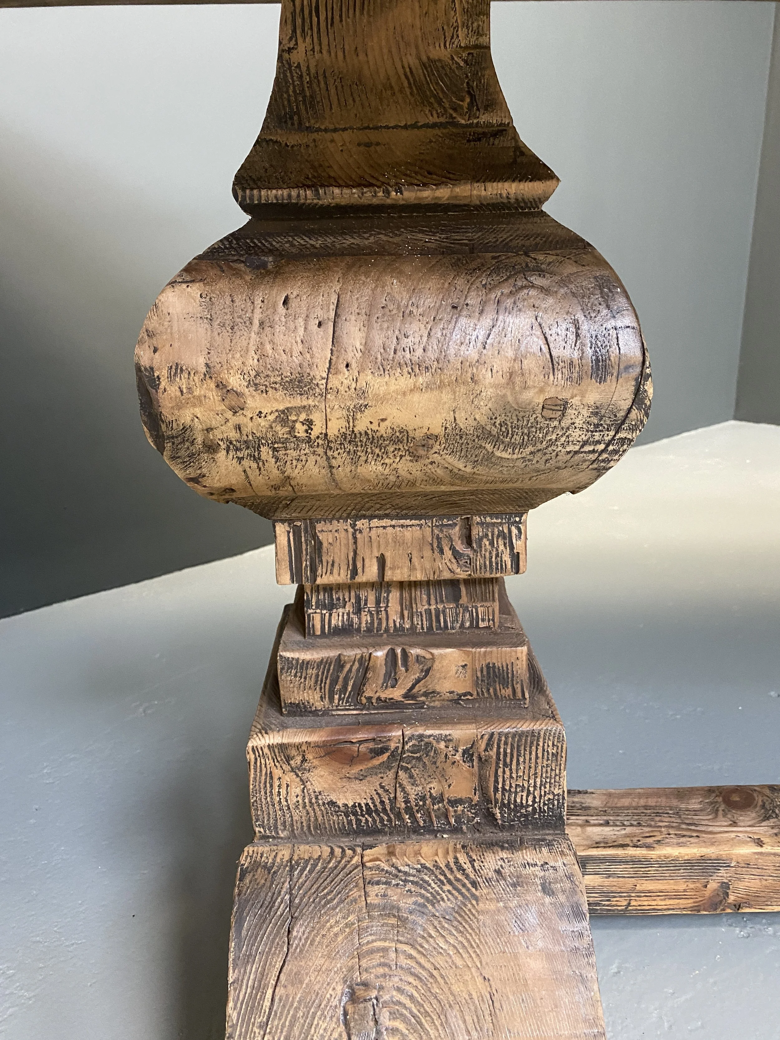 Sculptural Dining Table with Recycled Telephone Pole Legs foto 9