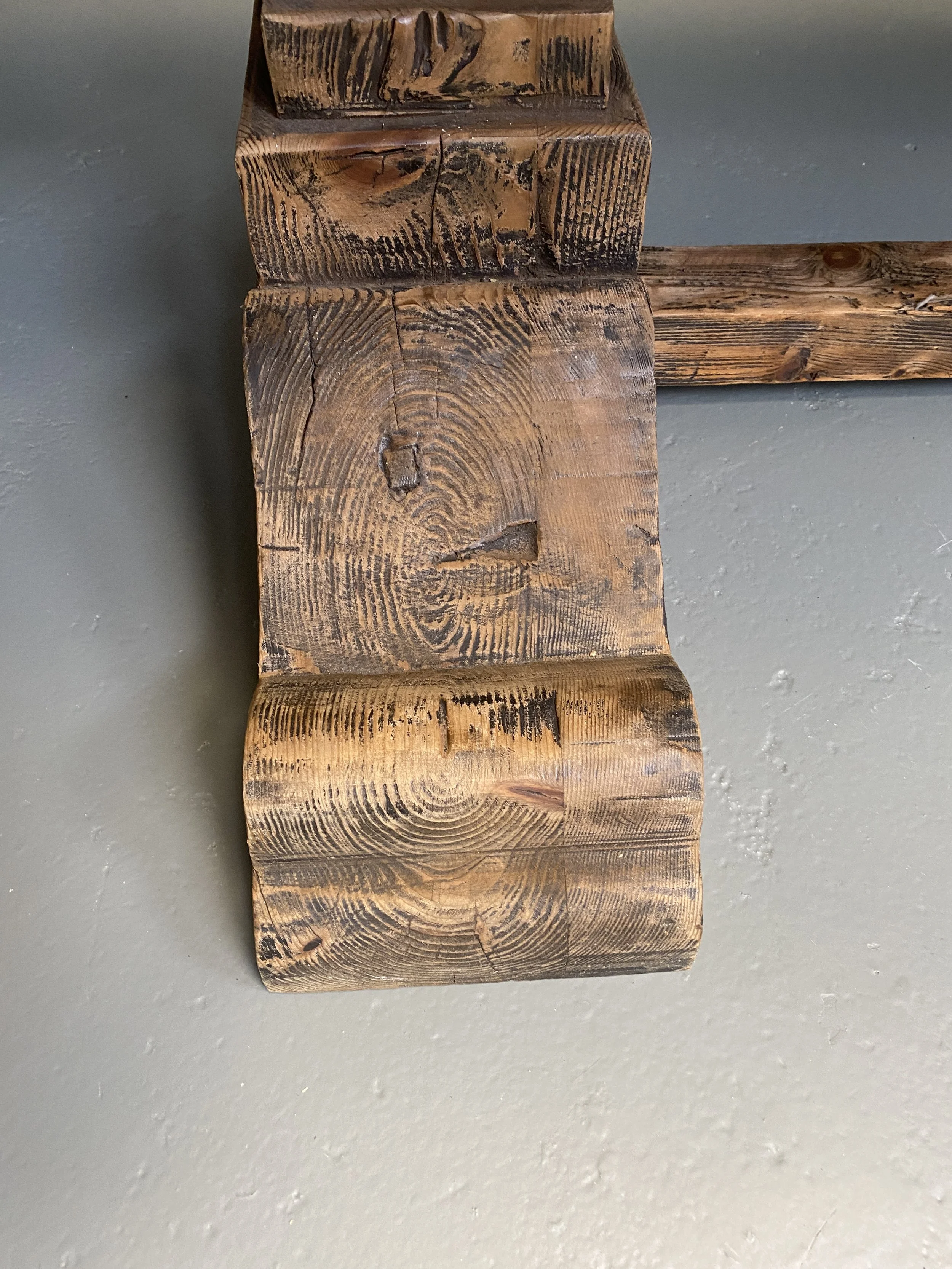 Sculptural Dining Table with Recycled Telephone Pole Legs foto 10