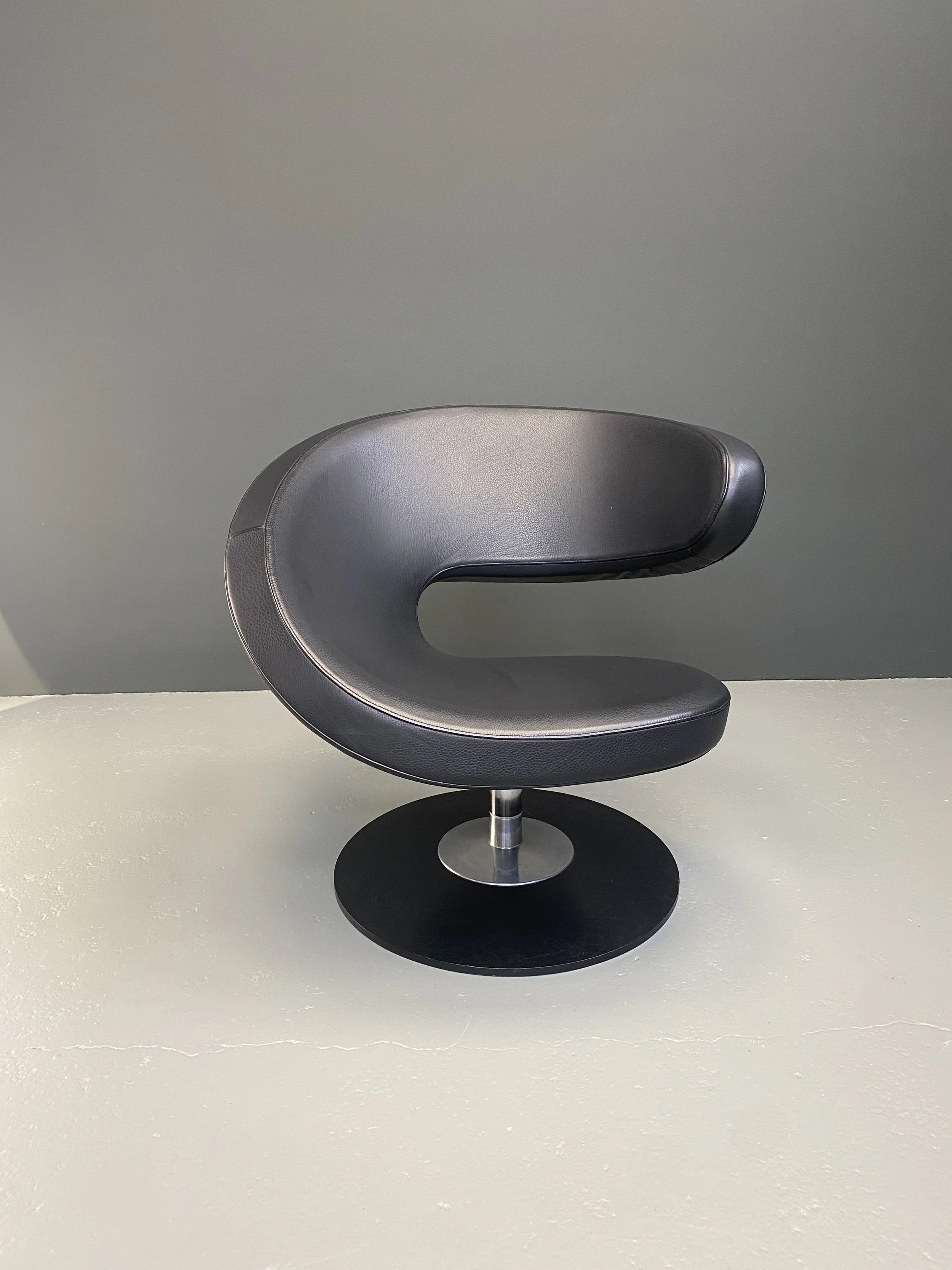 Varier Peel Club ergonomic swivel lounge chair, Scandinavian design, metal sled base