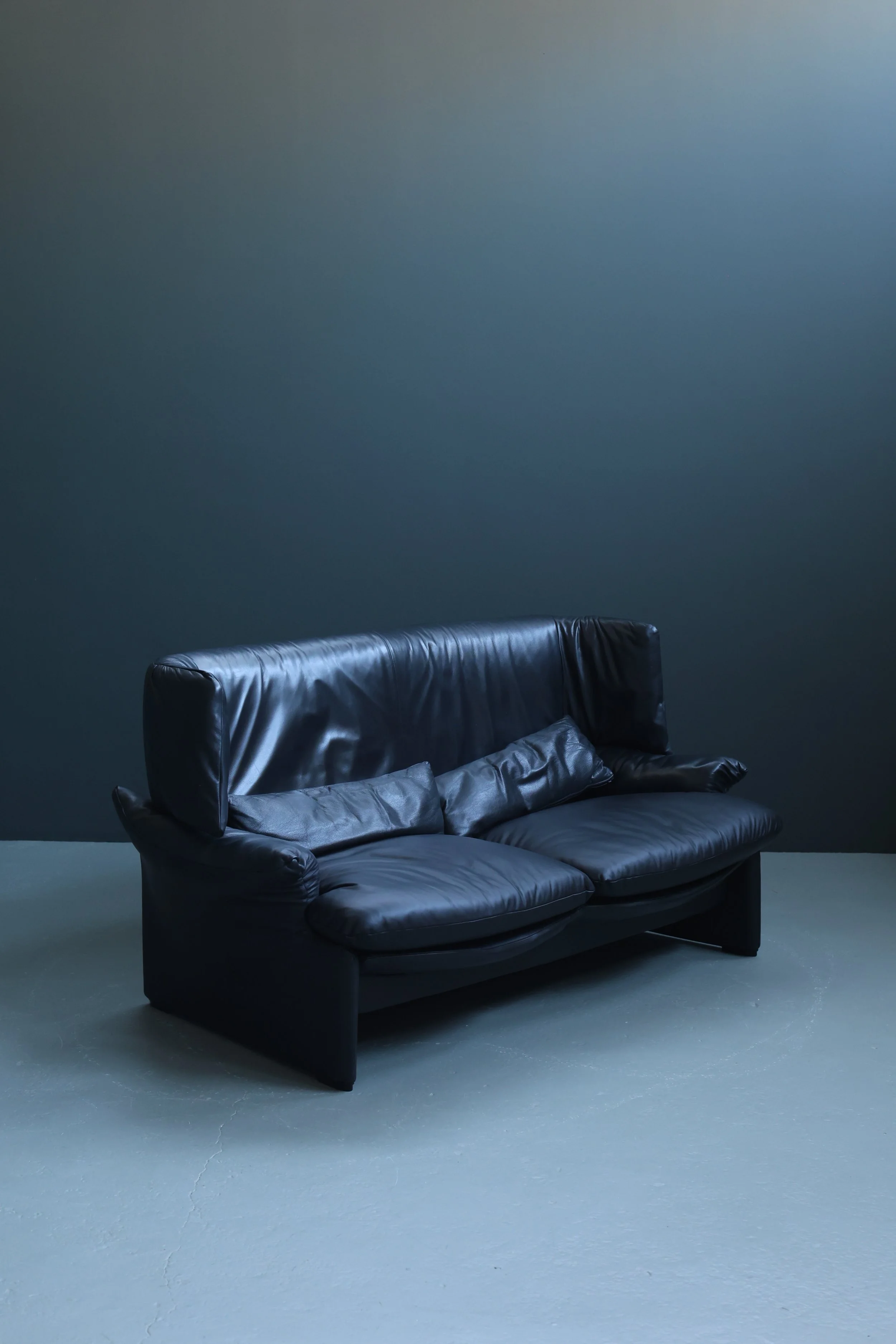 Vico Magistretti Portovenere two-seater leather sofa by Cassina with adjustable headrests, 1990s