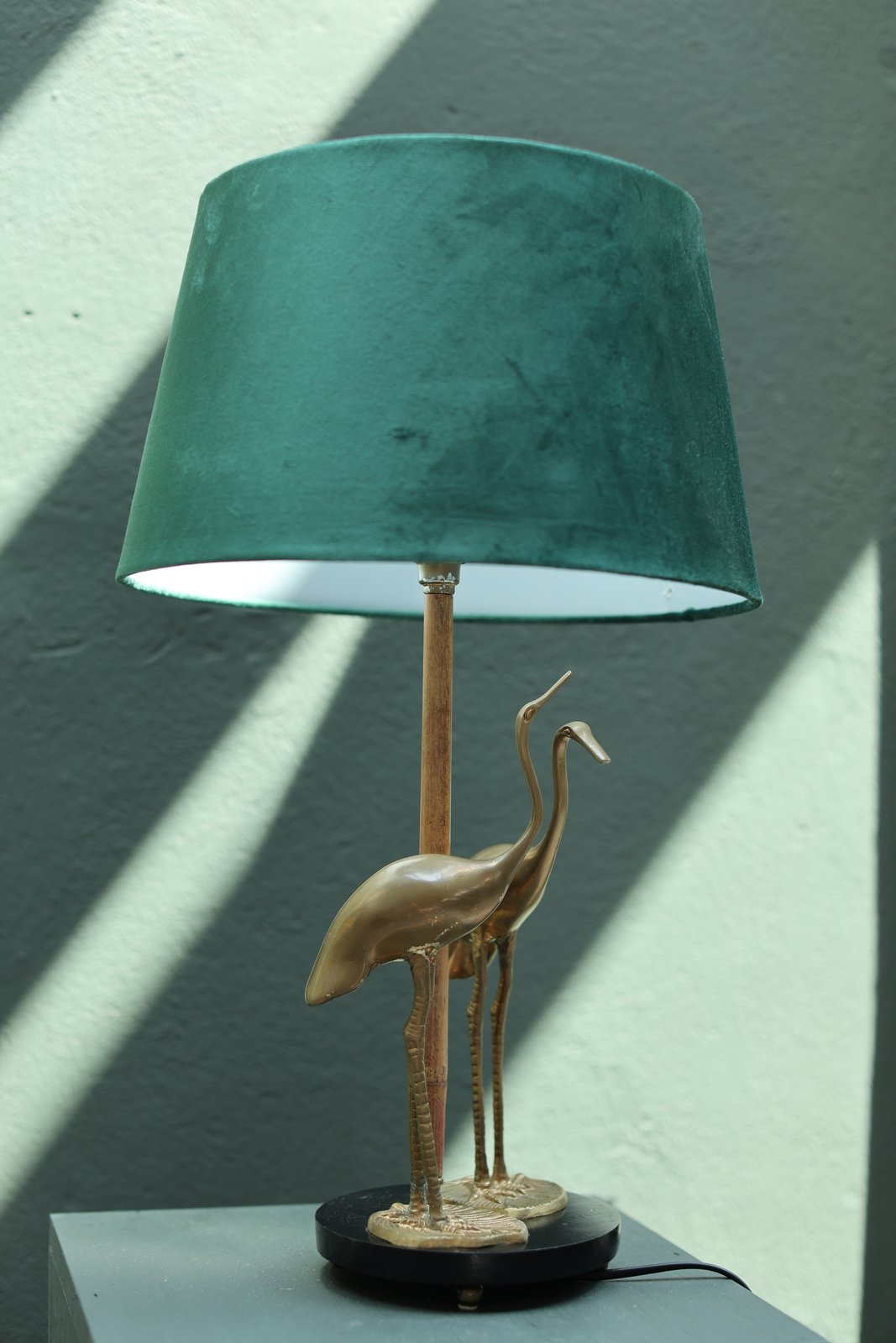 Vintage Italian flamingo table lamp, two brass bird sculptures on a bamboo stand with a deep emerald-green velvet shade, 1970s