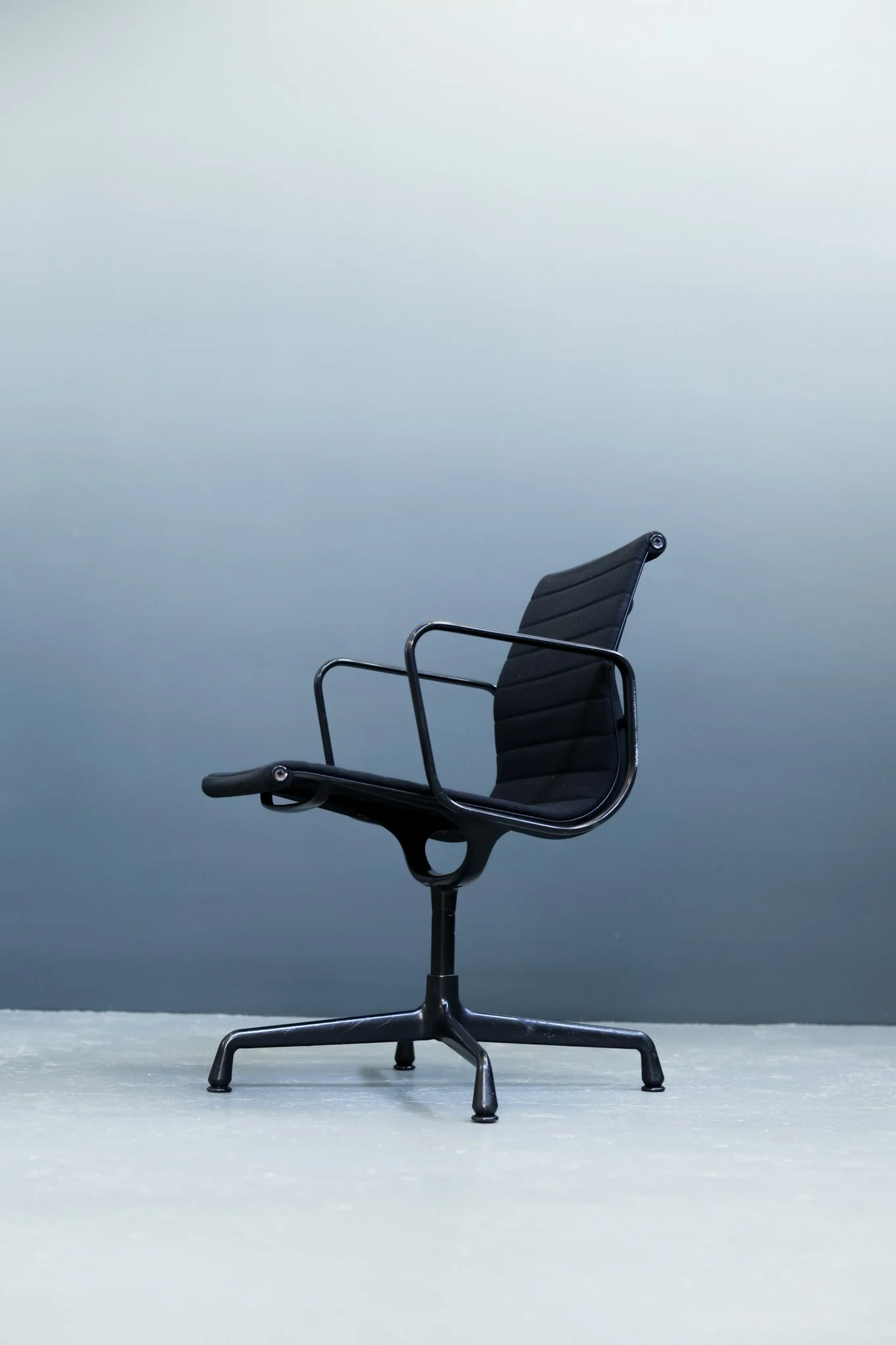 Ray and Charles Eames Aluminum Group Office Chairs for Vitra, Set of 4 foto 4