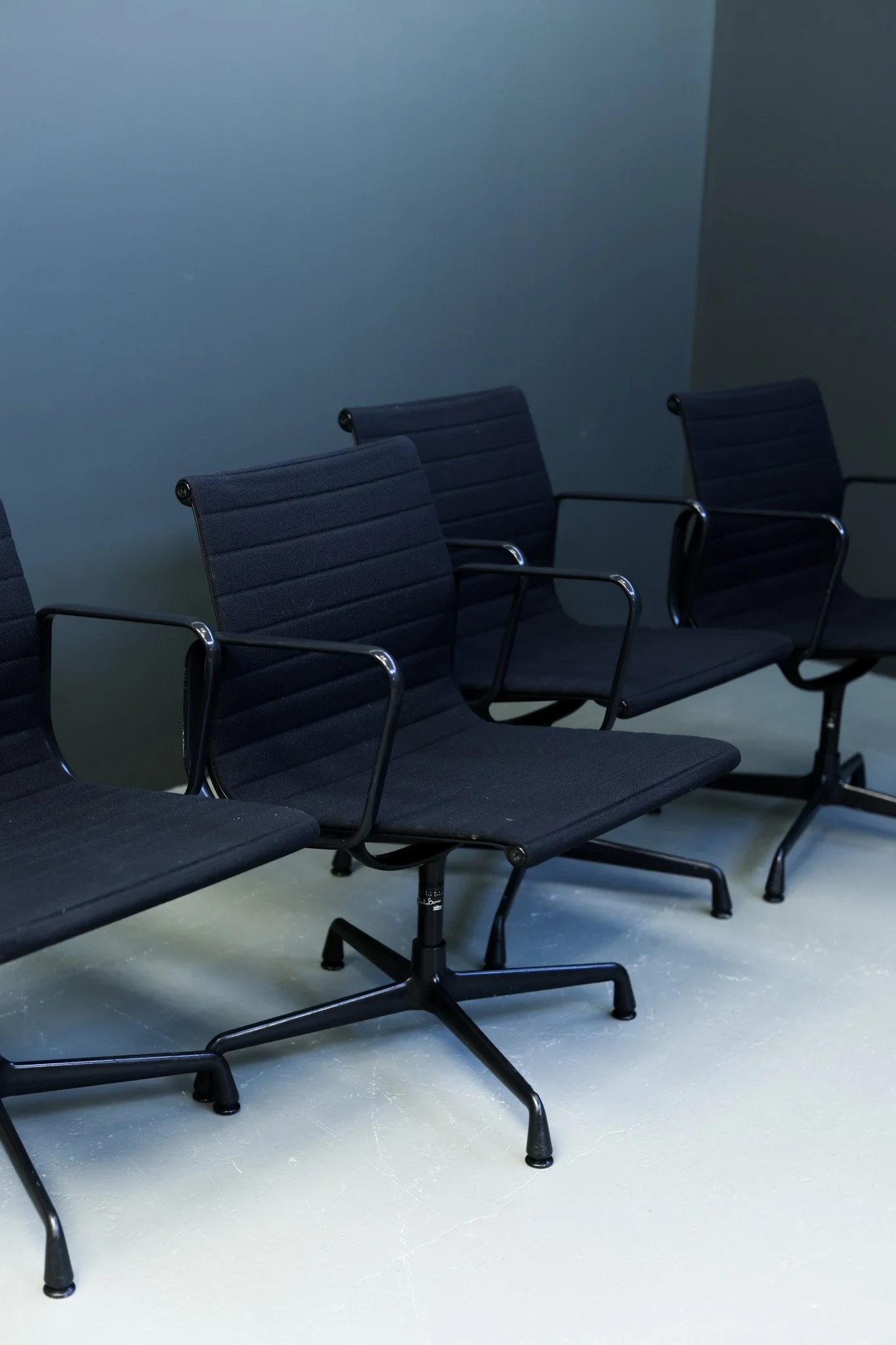 Ray and Charles Eames Aluminum Group Office Chairs for Vitra, Set of 4 foto 9