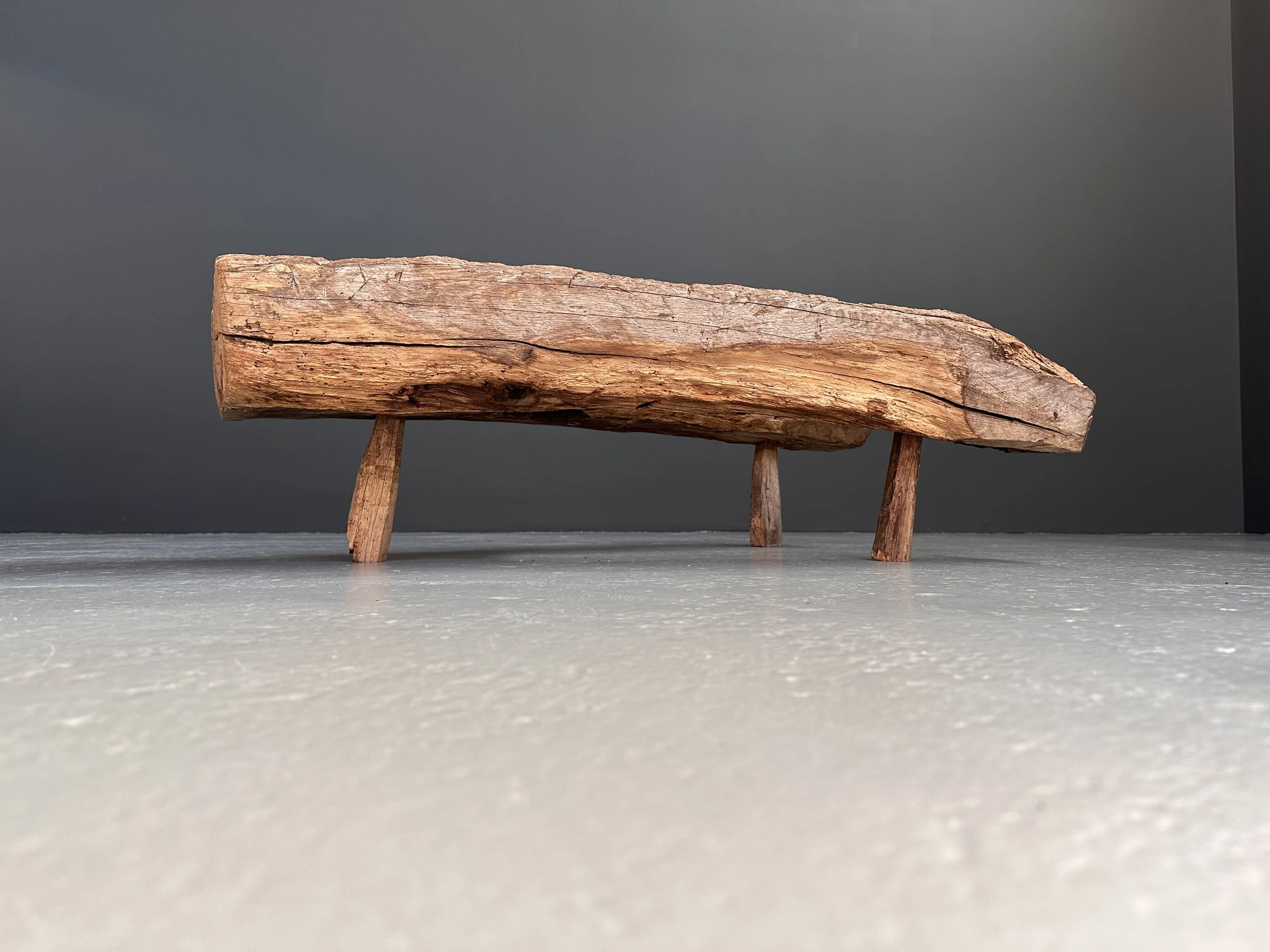 French Primitive Wood Bench Coffee Table, circa 1800 foto 8