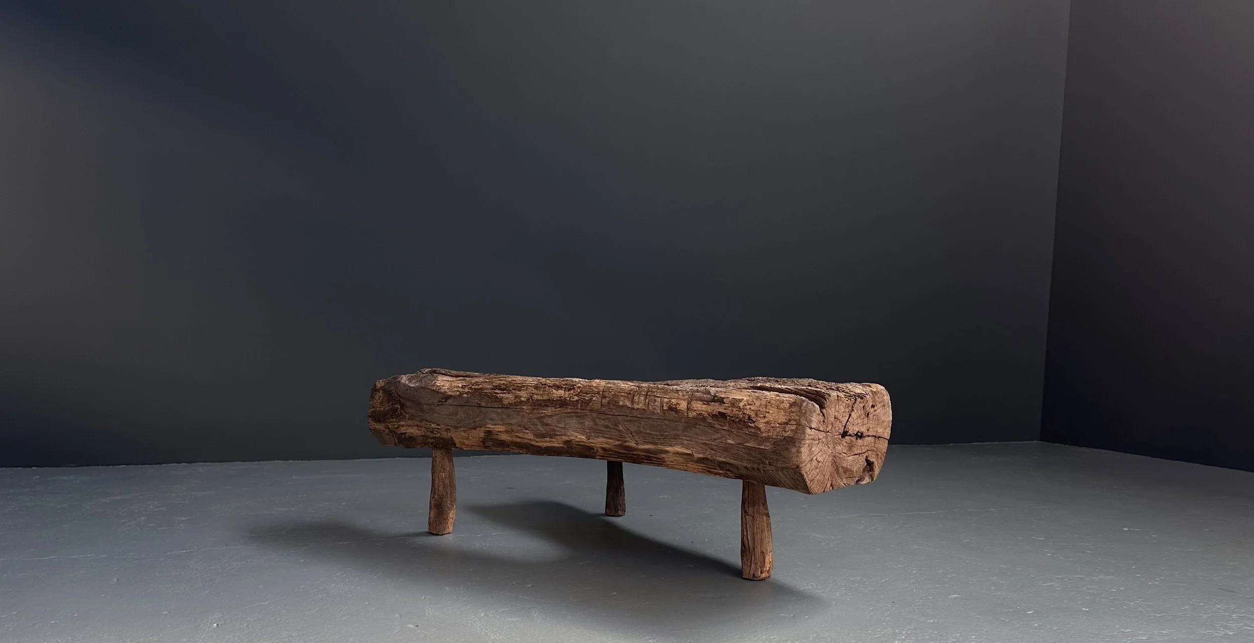 French Primitive Wood Bench Coffee Table, circa 1800 foto 13